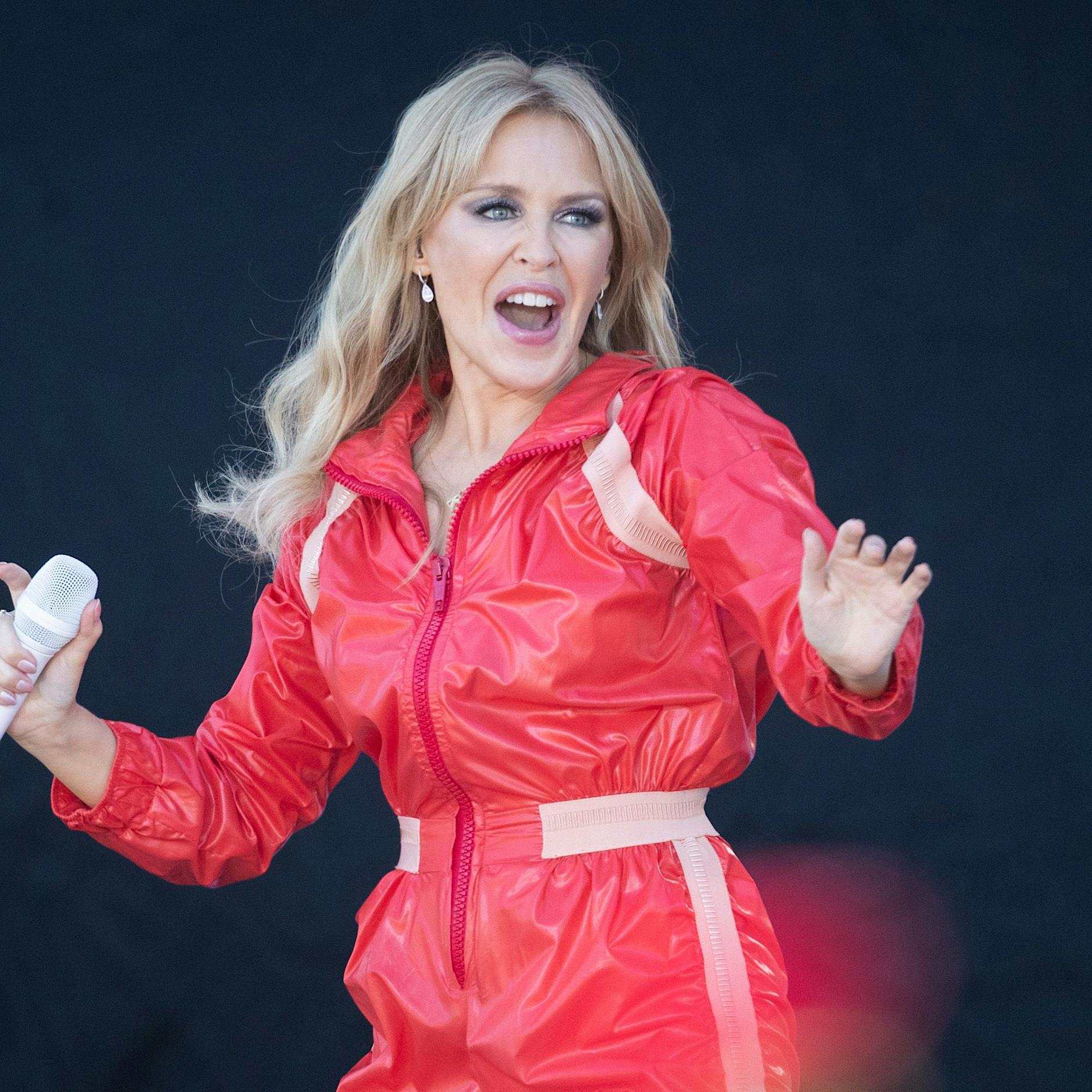 Kylie Minogue sorgt in altem Berliner Schwimmbad für Aufsehen: Sie darf so