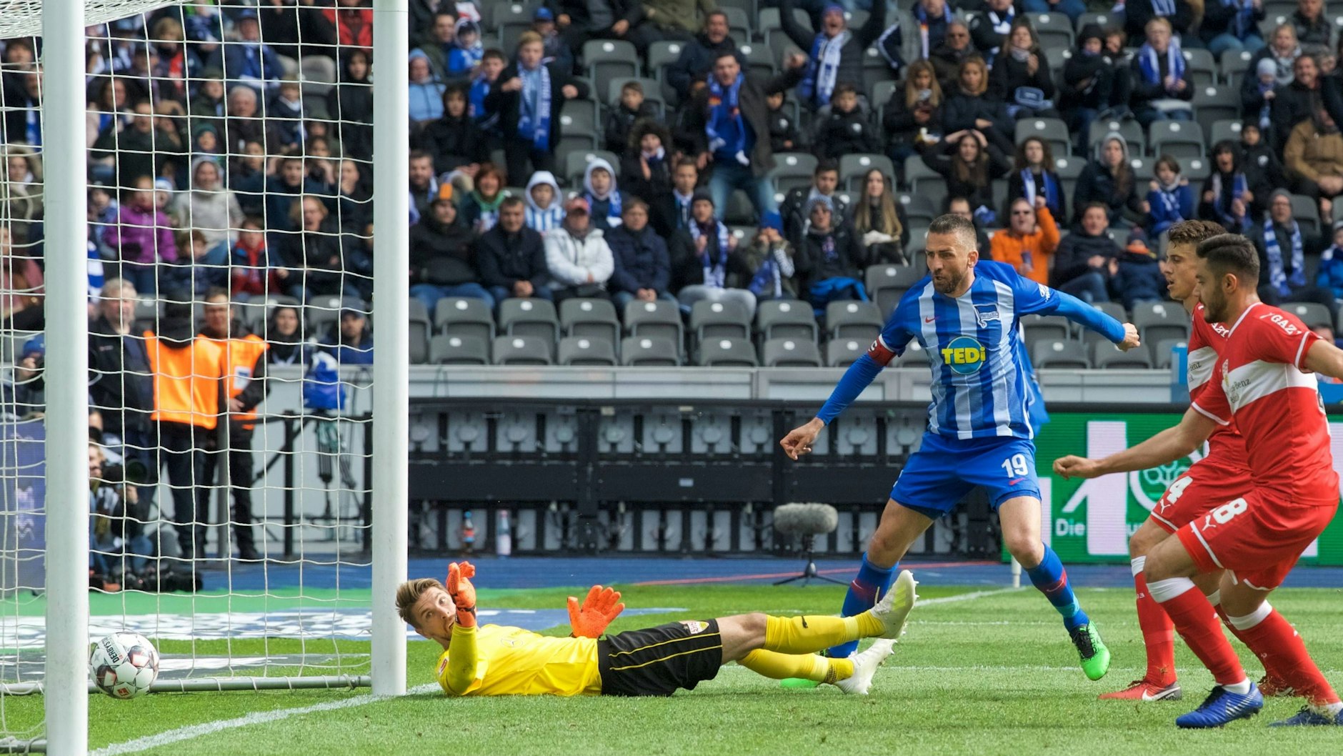 Das Schlitzohr: Vedad Ibisevic (M.) hat im Mai 2019 gegen Stuttgart im Olympiastadion mal wieder für Hertha-Jubel gesorgt.