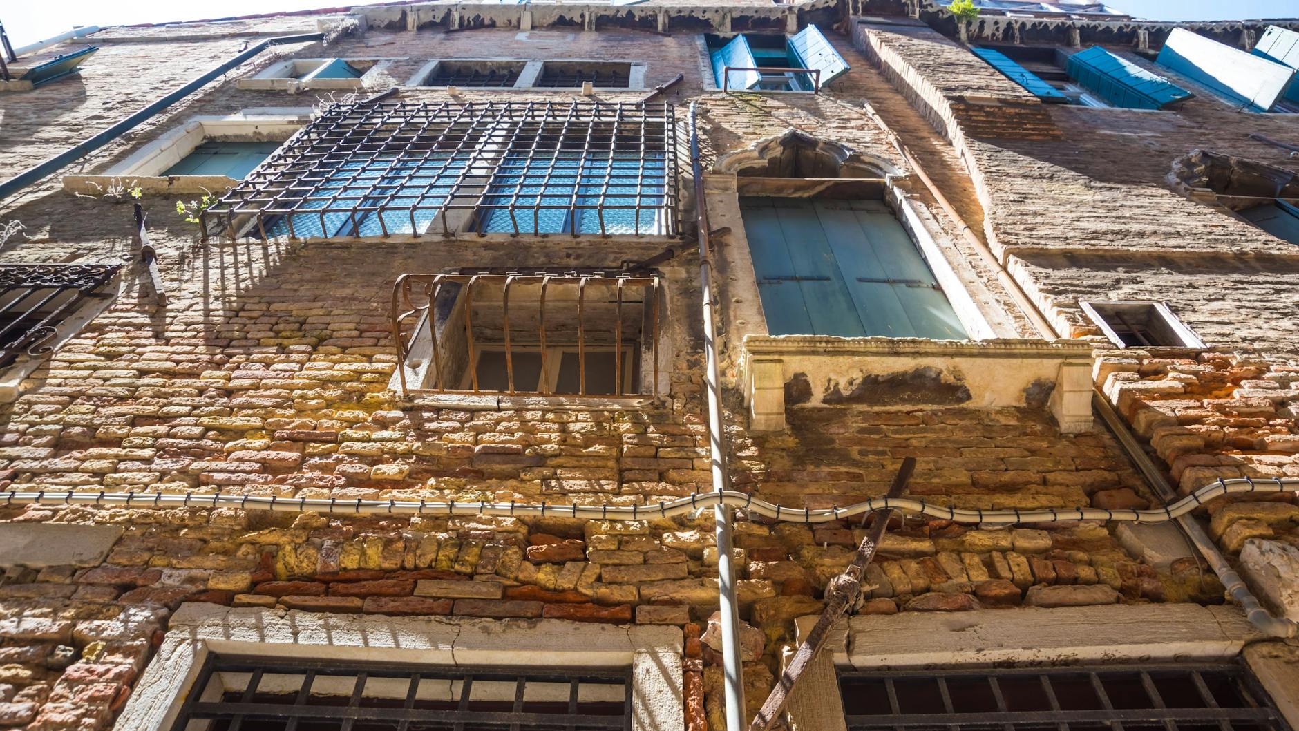 Venedig sieht auf den ersten Blick wunderschön aus, aber die Struktur leidet unter Klimawandel und Massentourismus.