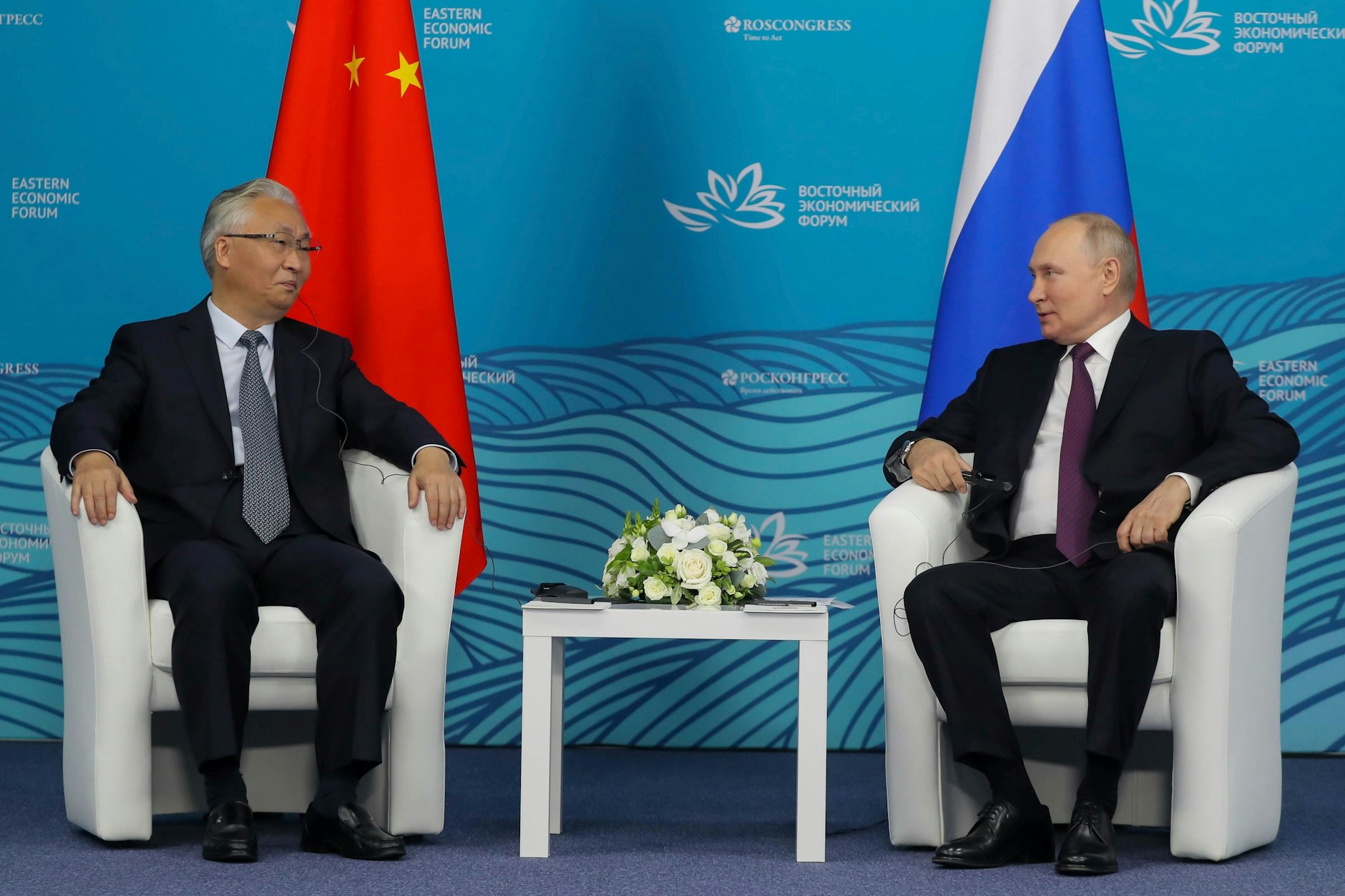 Der russische Präsident Wladimir Putin mit dem Vizepremier des Staatsrats der Volksrepublik China auf dem Eastern Economic Forum in Wladiwostok, den 12. September 2023