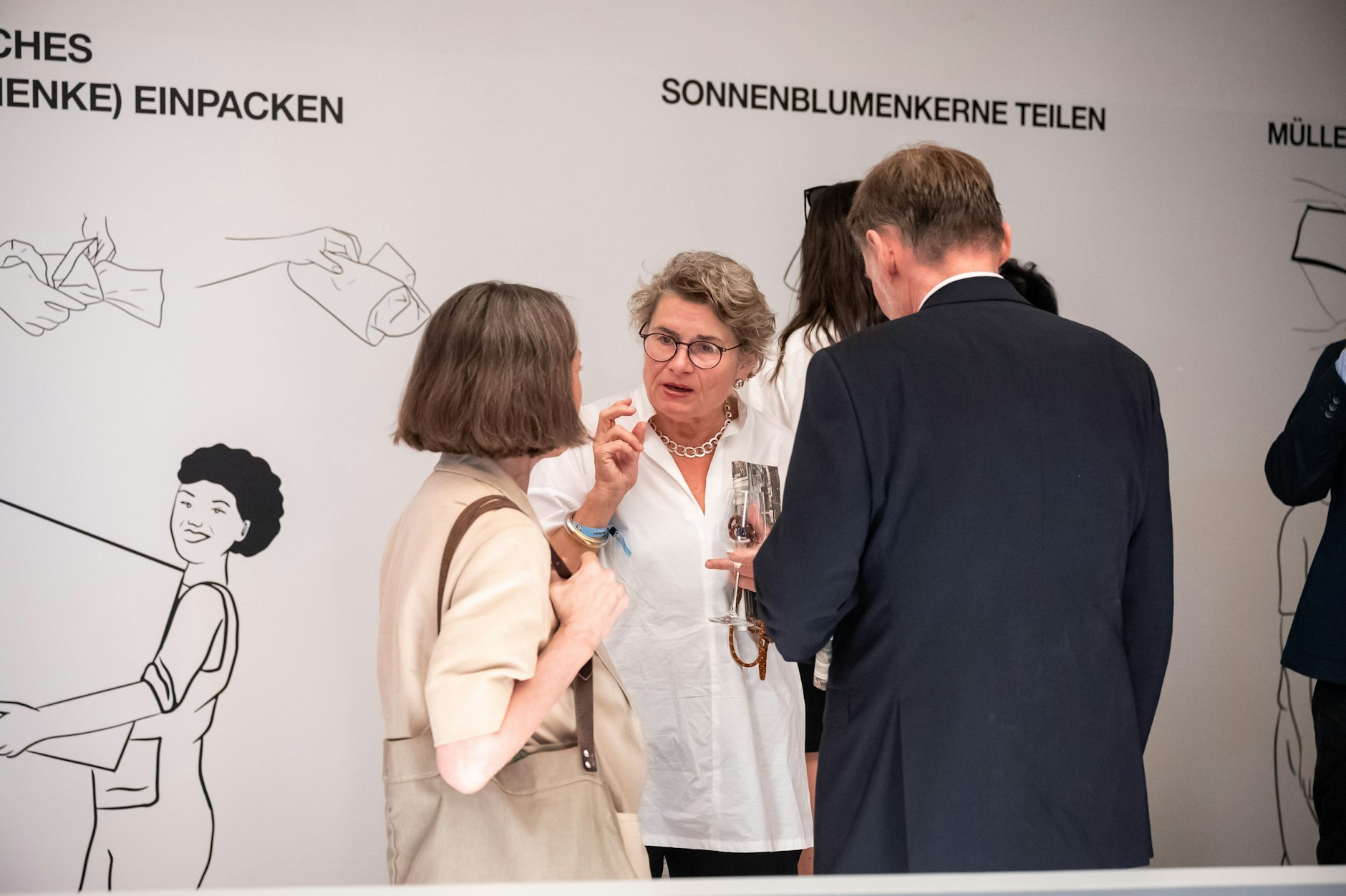 Im Gespräch: Die Senatsbaudirektorin Petra Kahlfeldt (M.) und ihr Mann, der Architekt Paul Kahlfeldt, mit Margit J. Mayer, Herausgeberin der Berliner Zeitung am Wochenende.