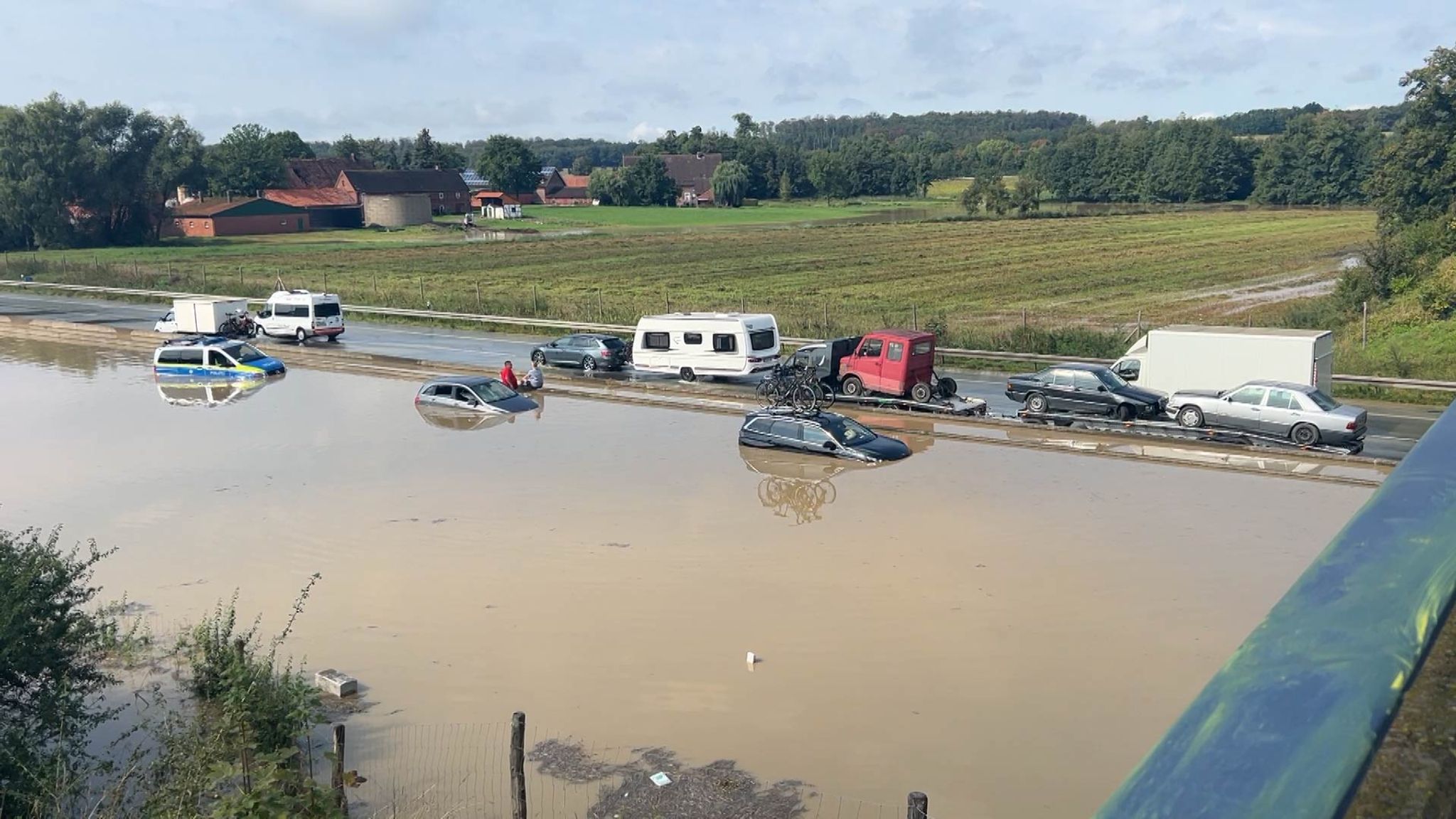 Überflutung Nach Unwetter: Autos Versinken Auf Der A2 Im Wasser