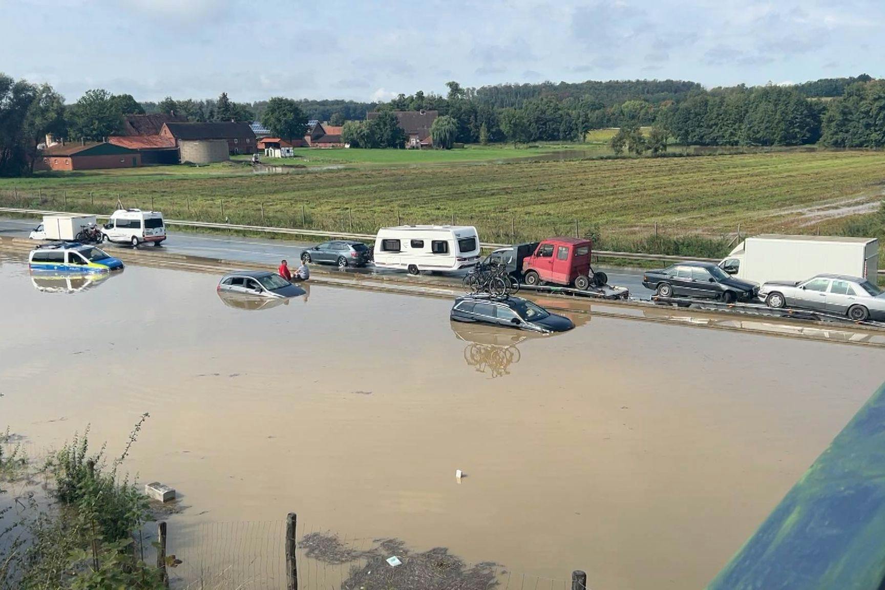 Fahrzeuge versinken auf der überfluteten Autobahn 2 in den Wassermassen.&nbsp;