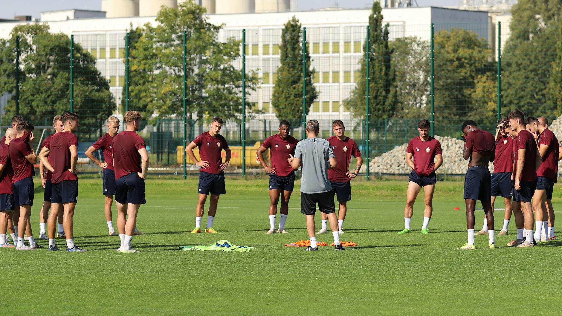 Dirk Kunert (graues Shirt) stellt sich am Dienstvormittag bei der Mannschaft des BFC Dynamo vor und sagt ihr, was er erwartet.