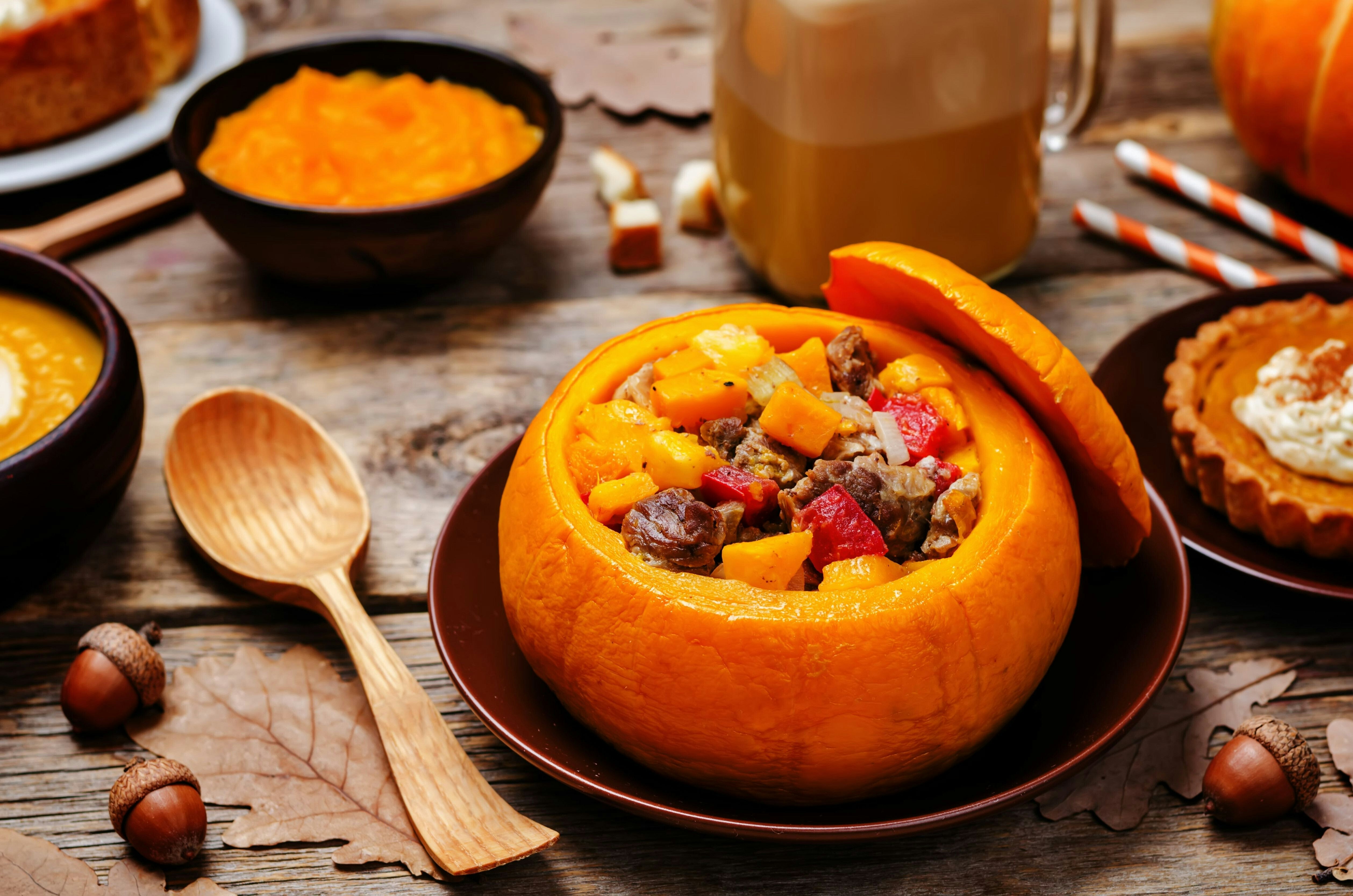 Deftig und sahnig: Dieser Back-Kürbis mit Hähnchen schmeckt so lecker!