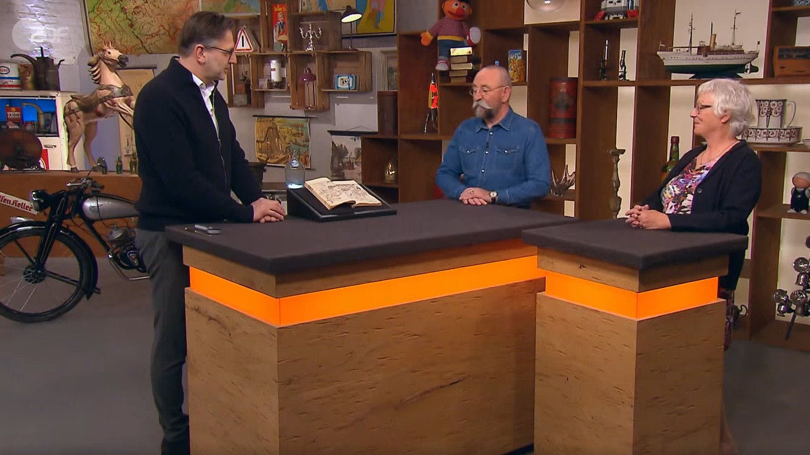 „Bares für Rares“-Experte Detlev Kümmel mit Moderator Horst Lichter und Verkäuferin Hannelore aus Röfingen