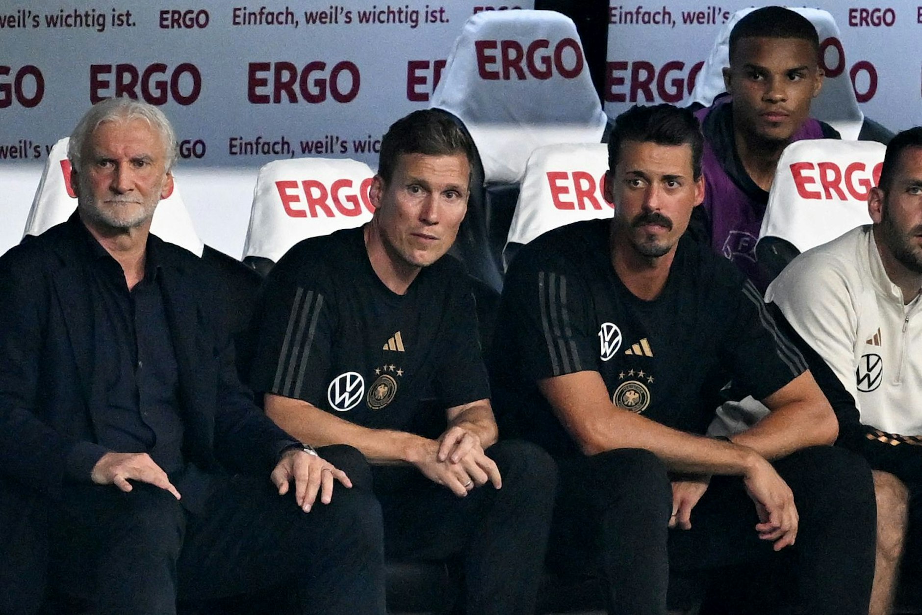 Eine Eintagsfliege und keine Dauerlösung für die Nationalmannschaft: Das Trio aus Teamchef Rudi Völler und seine beiden Assistenten Hannes Wolf sowie Sandro Wagner (v.l.)