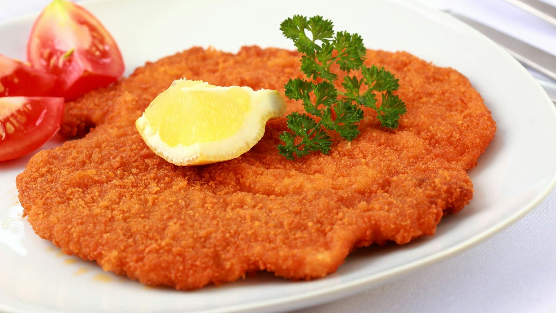 Den Hut von einem Schirmpilz kann man panieren und dann wie ein Schnitzel in der Pfanne braten. 