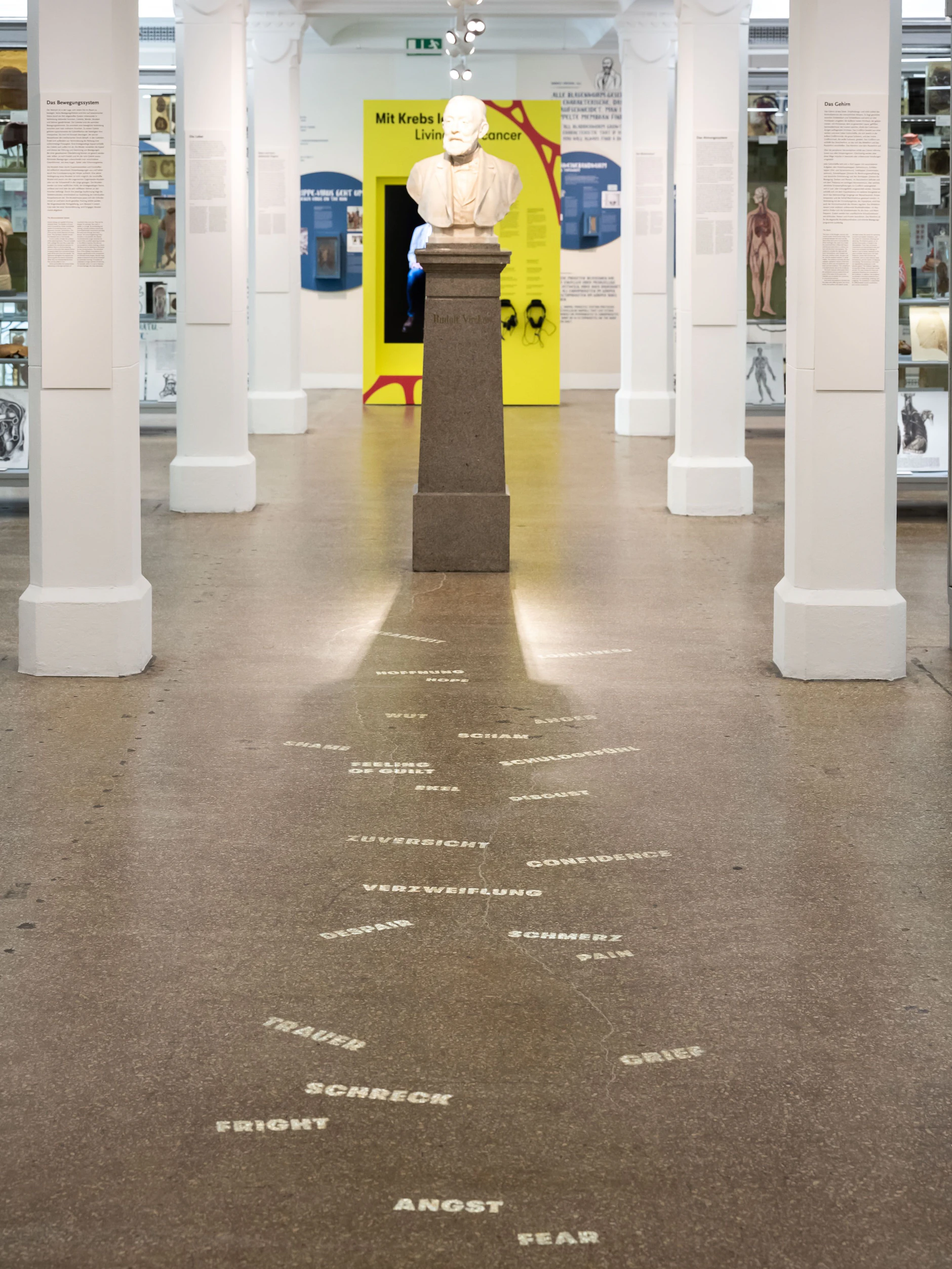 Im Medizinhistorischen Museum der Charité weisen Gefühle als Bodenaufschrift den Besuchern den Weg.