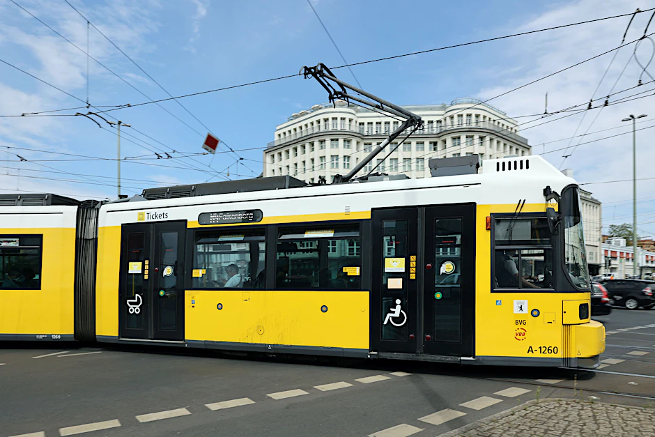 Eine Straßenbahn der Linie M4 fährt durch Berlin.&nbsp;
