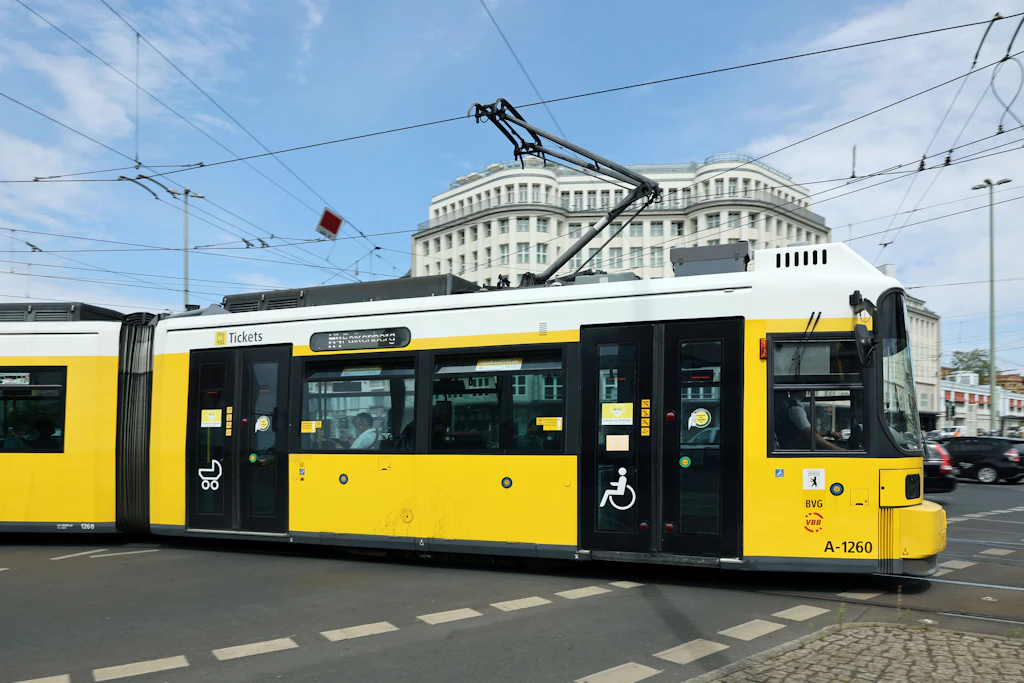 tram-unfall-in-berlin-wei-ensee-bvg-stra-enbahn-m4-schleift-kind-mit
