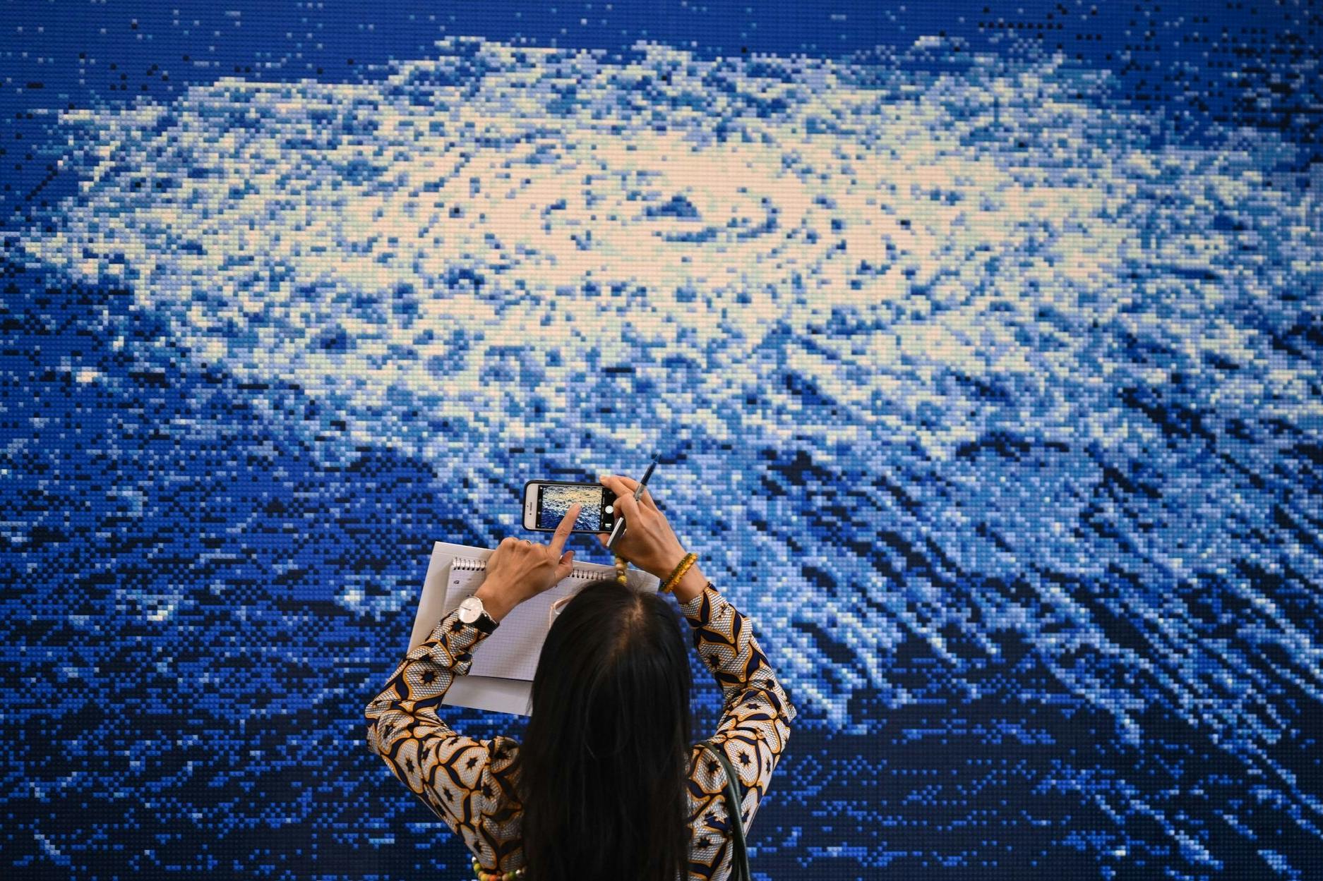 Eine Frau fotografiert in der Ausstellung „know thyself“ des Künstlers Ai Weiwei in der Galerie Neugerriemschneider das Werk „Nord Stream“. 