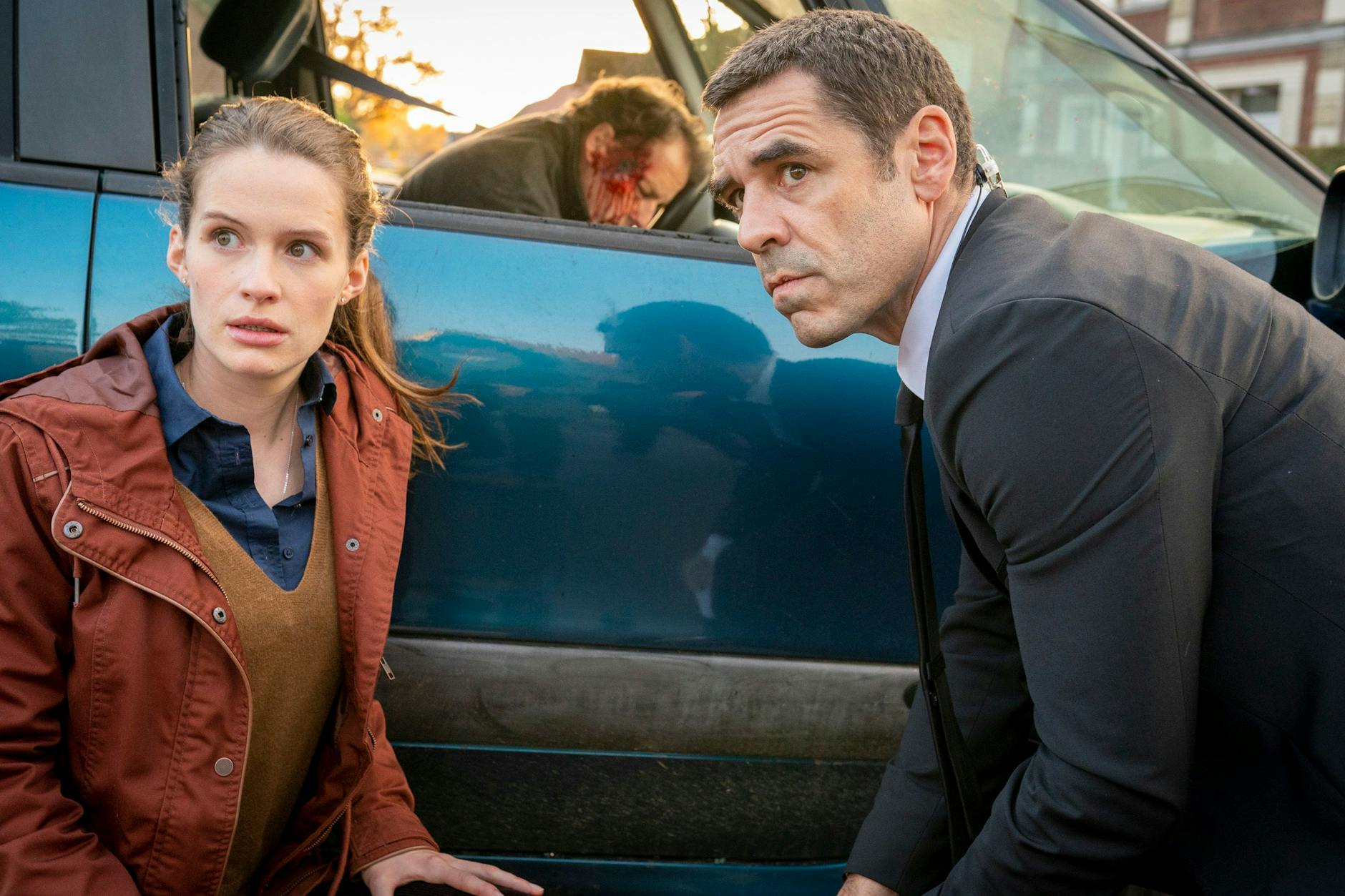 Fiona (Marlene Tanczik) und ihr Beschützer Jan (Tobias Oertel) in einer Szene des ARD-Thrillers "Der Beschützer".