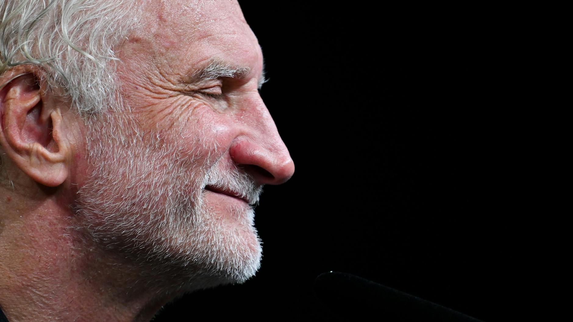 Auch Rudi weiß: Es geht nicht ohne Völler. Völler bei der Pressekonferenz nach dem Spiel.