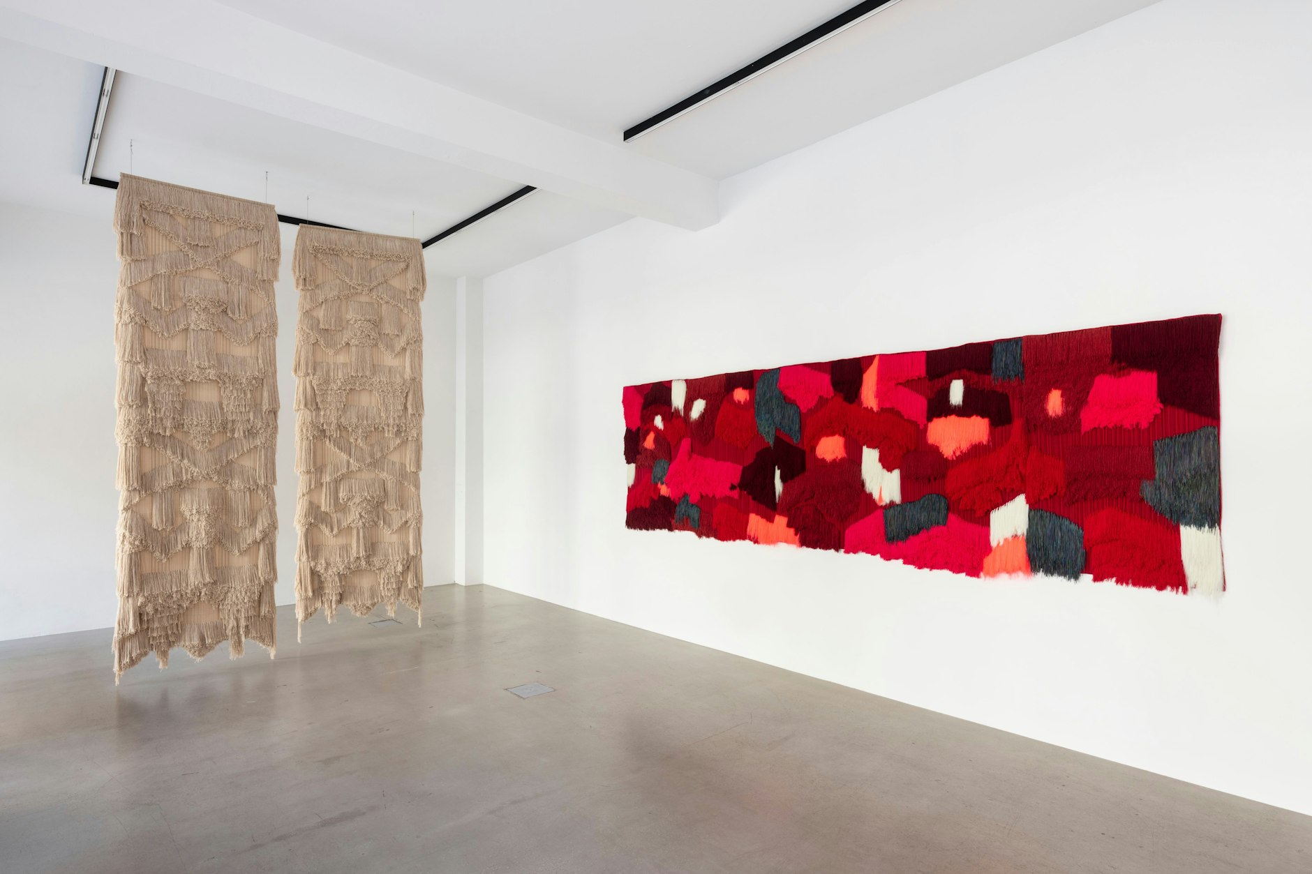 Kunst trifft Design: In Andreas Murkudis’ Store 77 gibt es Arbeiten von Joanna Louca zu sehen.