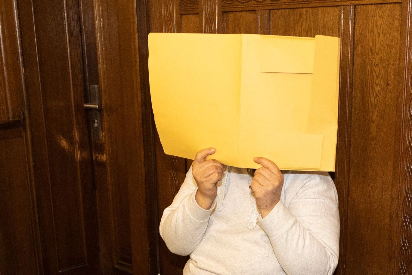 Die Angeklagte Jacqueline W. am 3. August im Landgericht Berlin. Die Angeklagte soll das Zelt ihres obdachlosen Freundes angezündet haben.