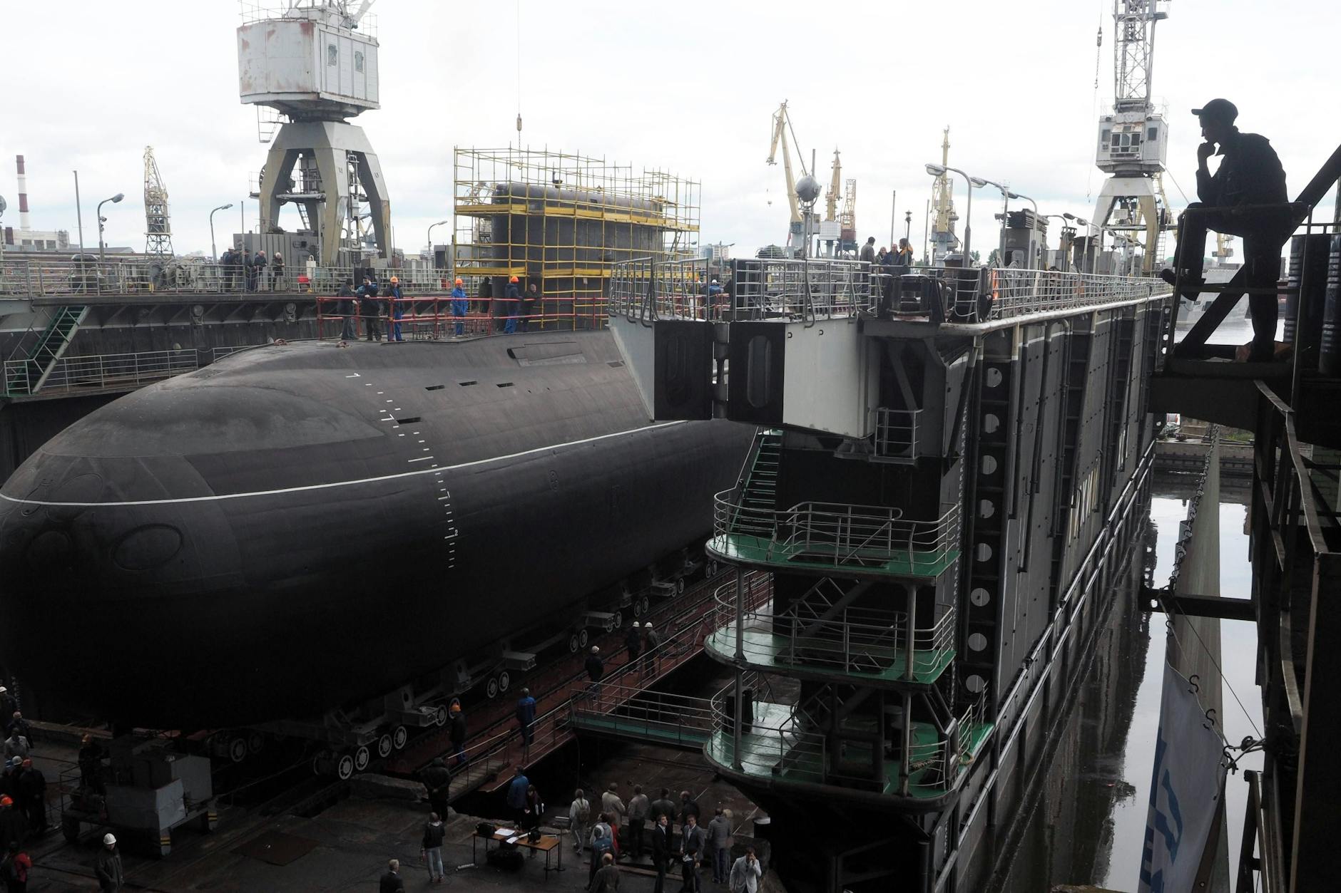 Das U-Boot „Rostow am Don“ vor seinem Stapellauf im Jahr 2014 in einer Werft in St. Petersburg. Nun könnte das Boot zerstört worden sein.