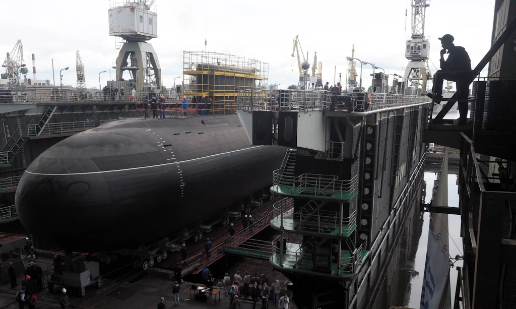 Ukraine greift Werft an: Russen-U-Boot und Schiff schwer beschädigt