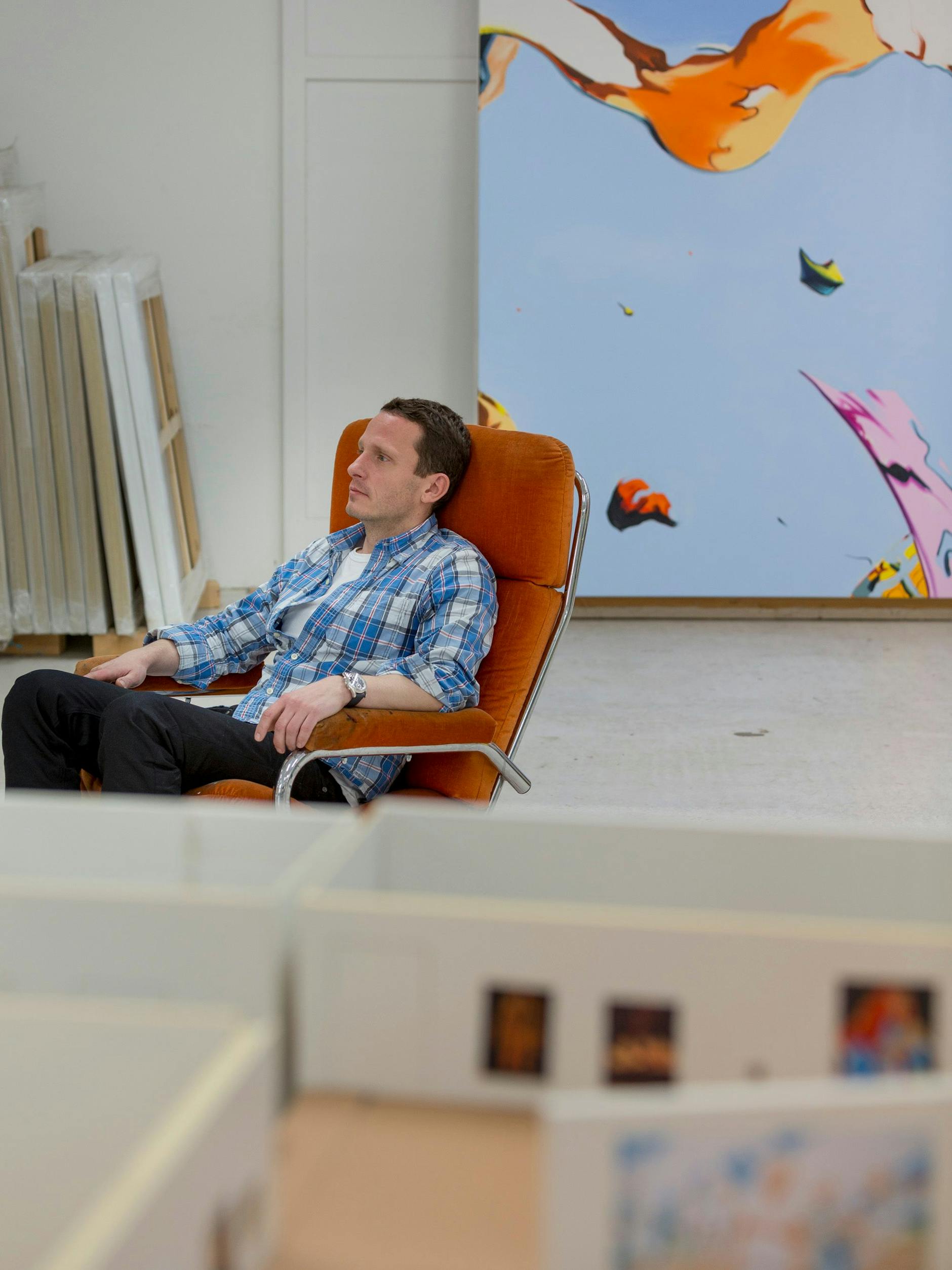 Nachdenklich: Norbert Bisky im Berliner Atelier vor einem Bild, wo alles in Fetzen fliegt- die Dinge, die Zeit, die Gewissheiten