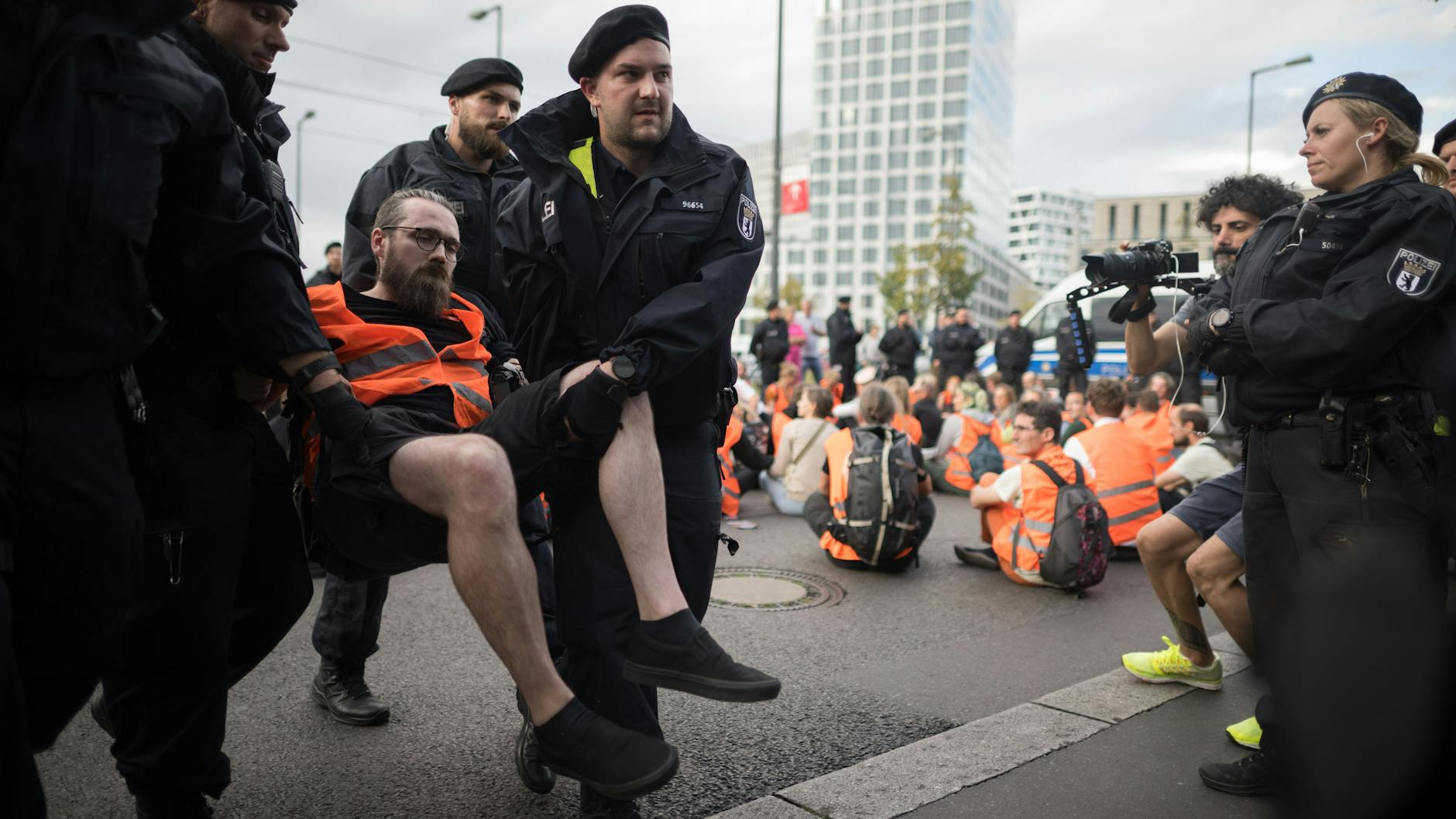 Die Berliner Polizei trug Teilnehmer der Sitzblockade der Klimakleber von der Straße.