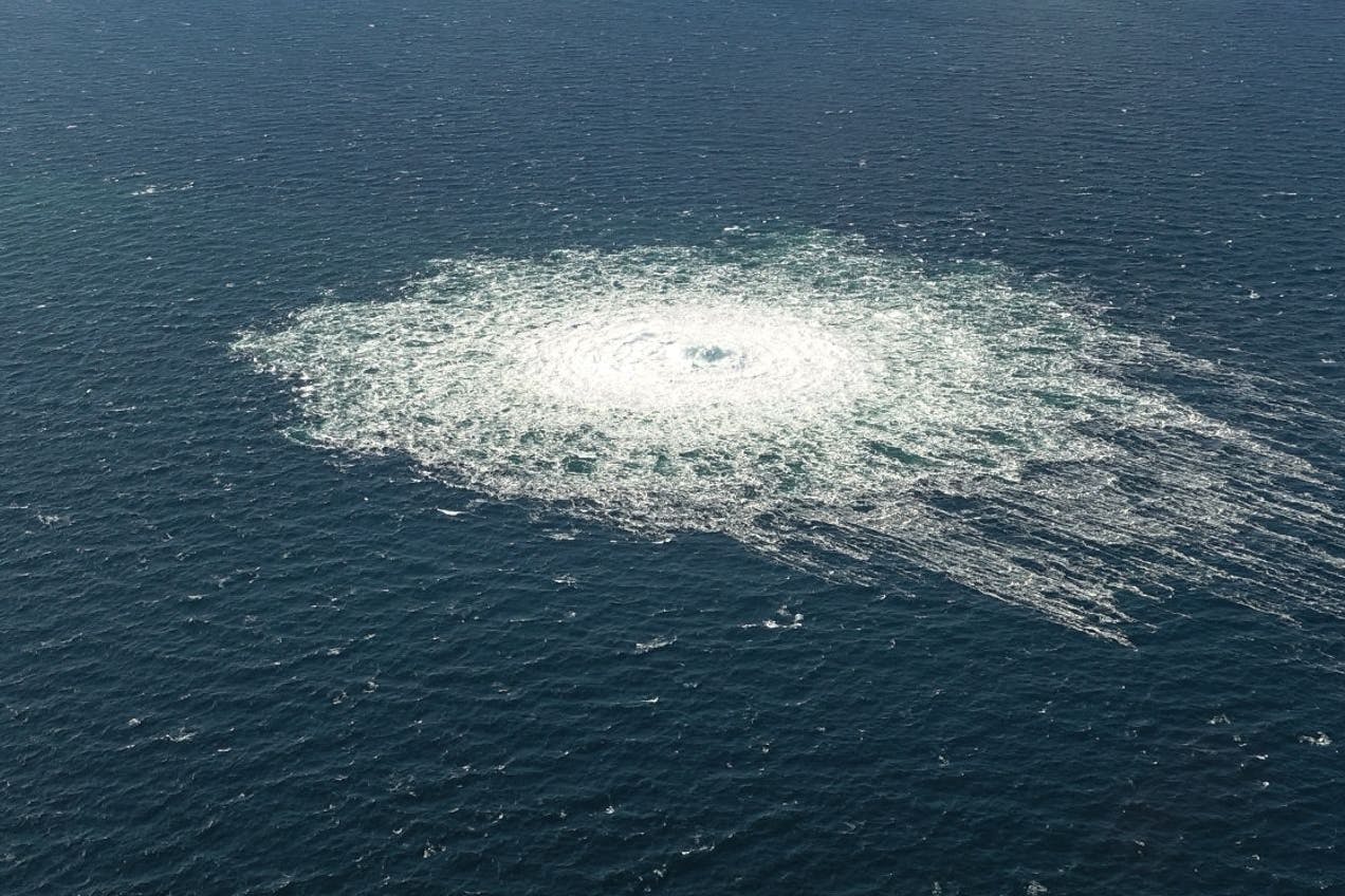 Das vom dänischen Verteidigungskommando zur Verfügung gestellte Foto zeigt das Nord-Stream-2-Gasleck in der Nähe von Bornholm aus der Luft.