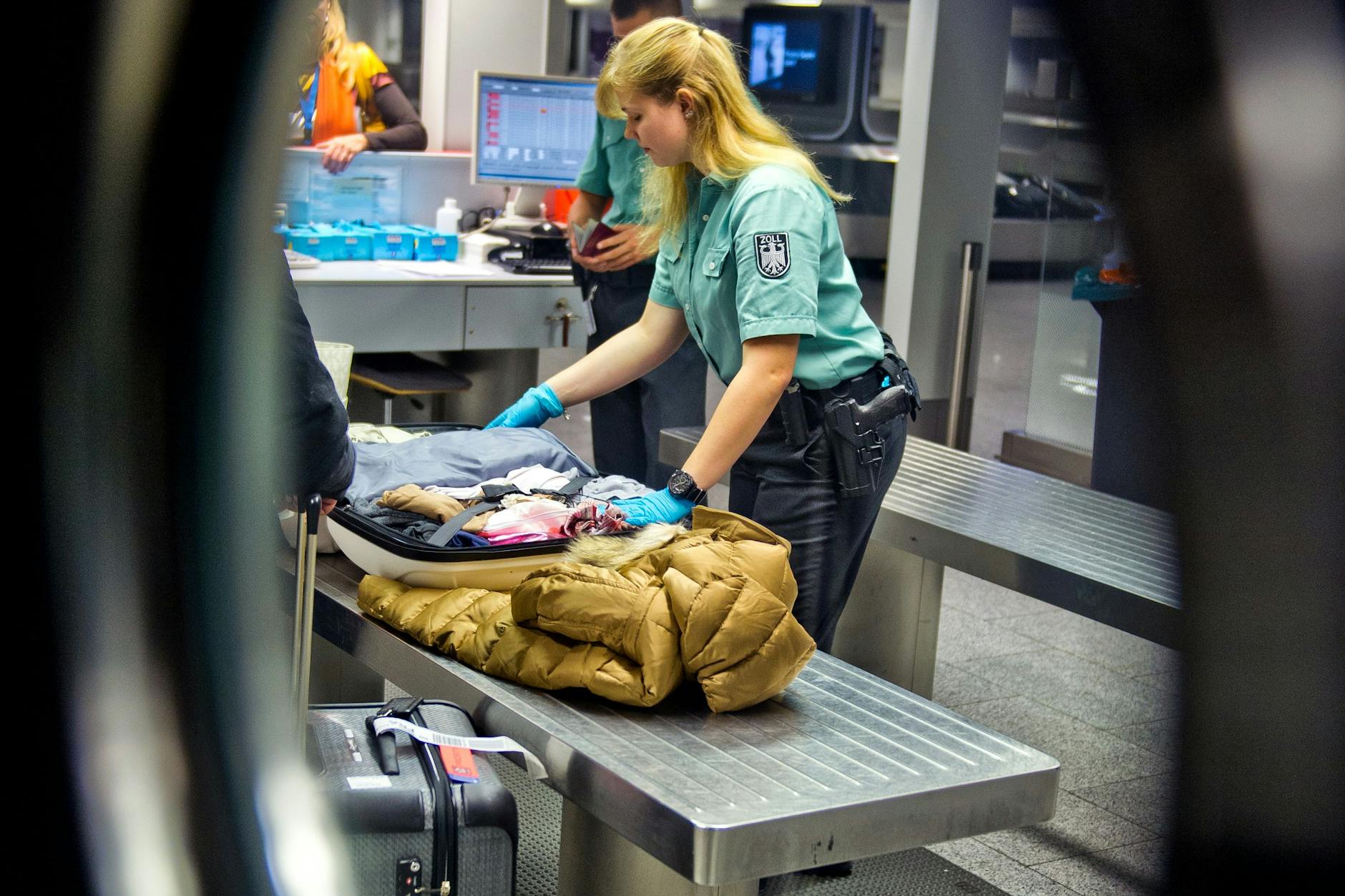 Eine Gepäckkontrolle wird am 03.12.2012 im Flughafen von Frankfurt am Main von einer Zollbeamtin durchgeführt (Symbolbild).