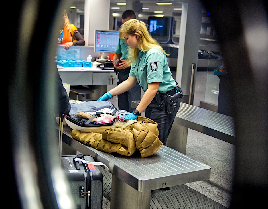 Eine Gepäckkontrolle wird am 03.12.2012 im Flughafen von Frankfurt am Main von einer Zollbeamtin durchgeführt (Symbolbild).