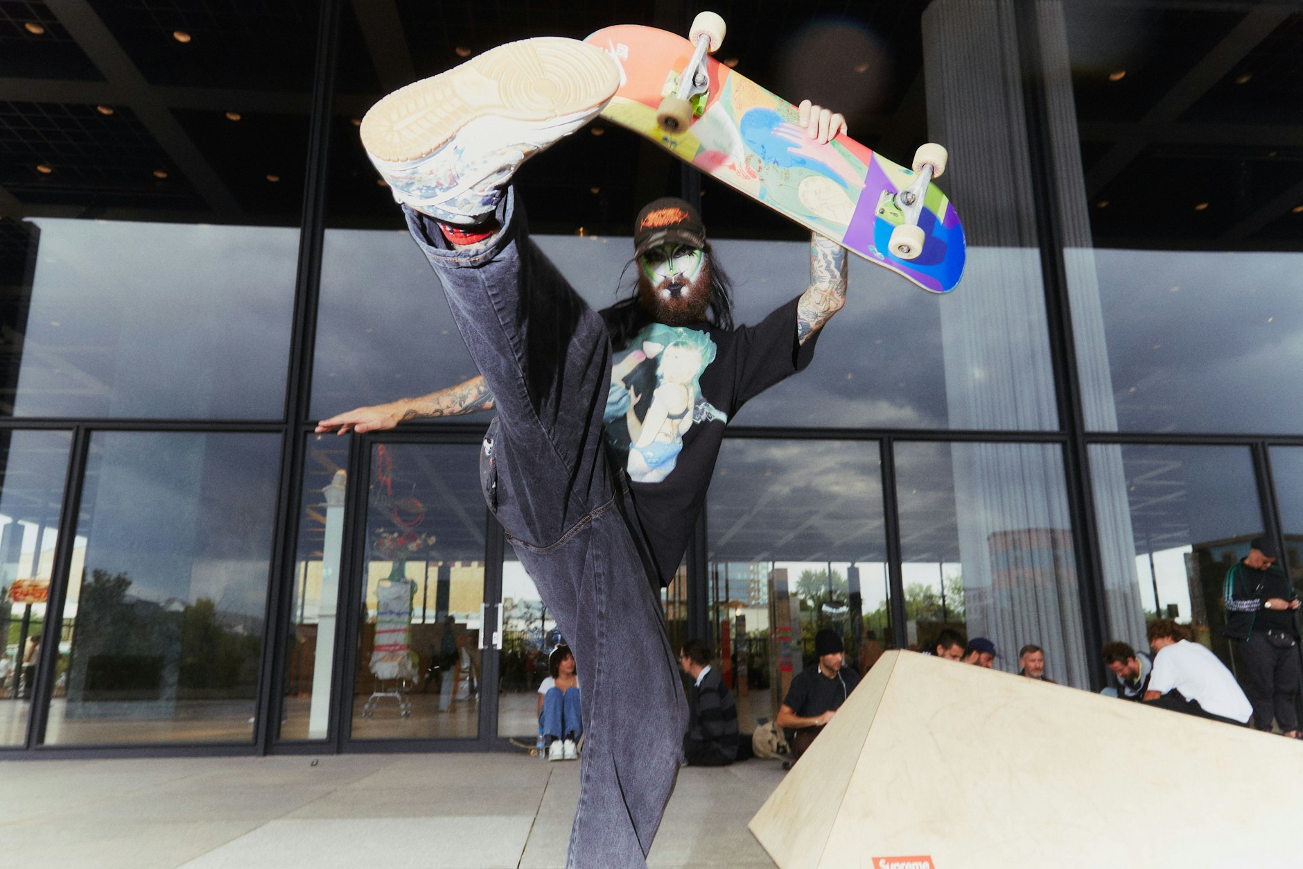 Ist es etwa Art? Eine Frage, die schon Lebanon Hanover zu stellen wussten. Auch wir fragen uns das. Auf der Suche nach Antworten begegneten wir dem queeren Skater Chandler aka Big Nakie.