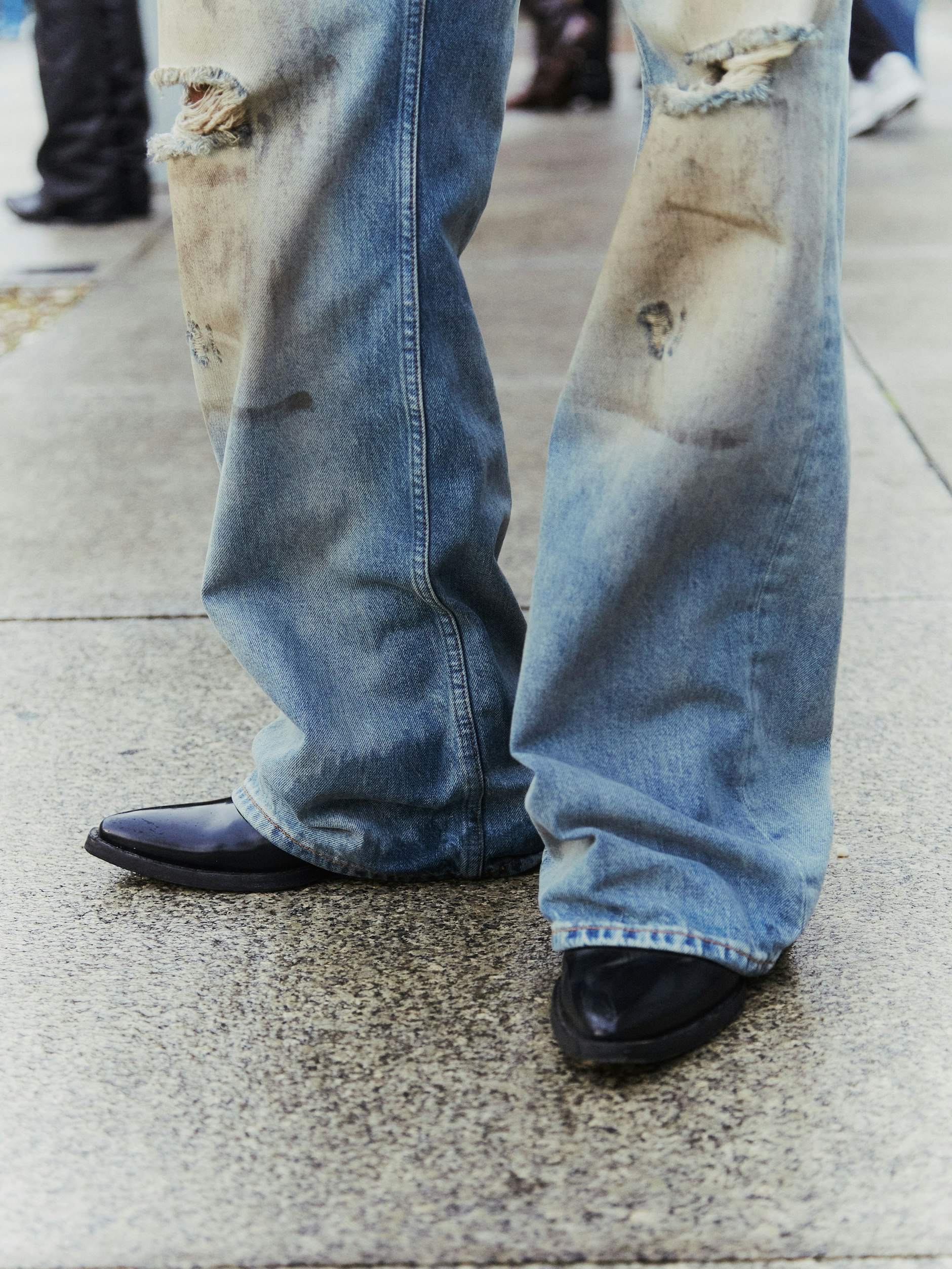 Und unten: Jeans von Acne Studios (die aus der aktuellen Kampagne mit Kylie Jenner) und neue Cowboy-Mules von Prada