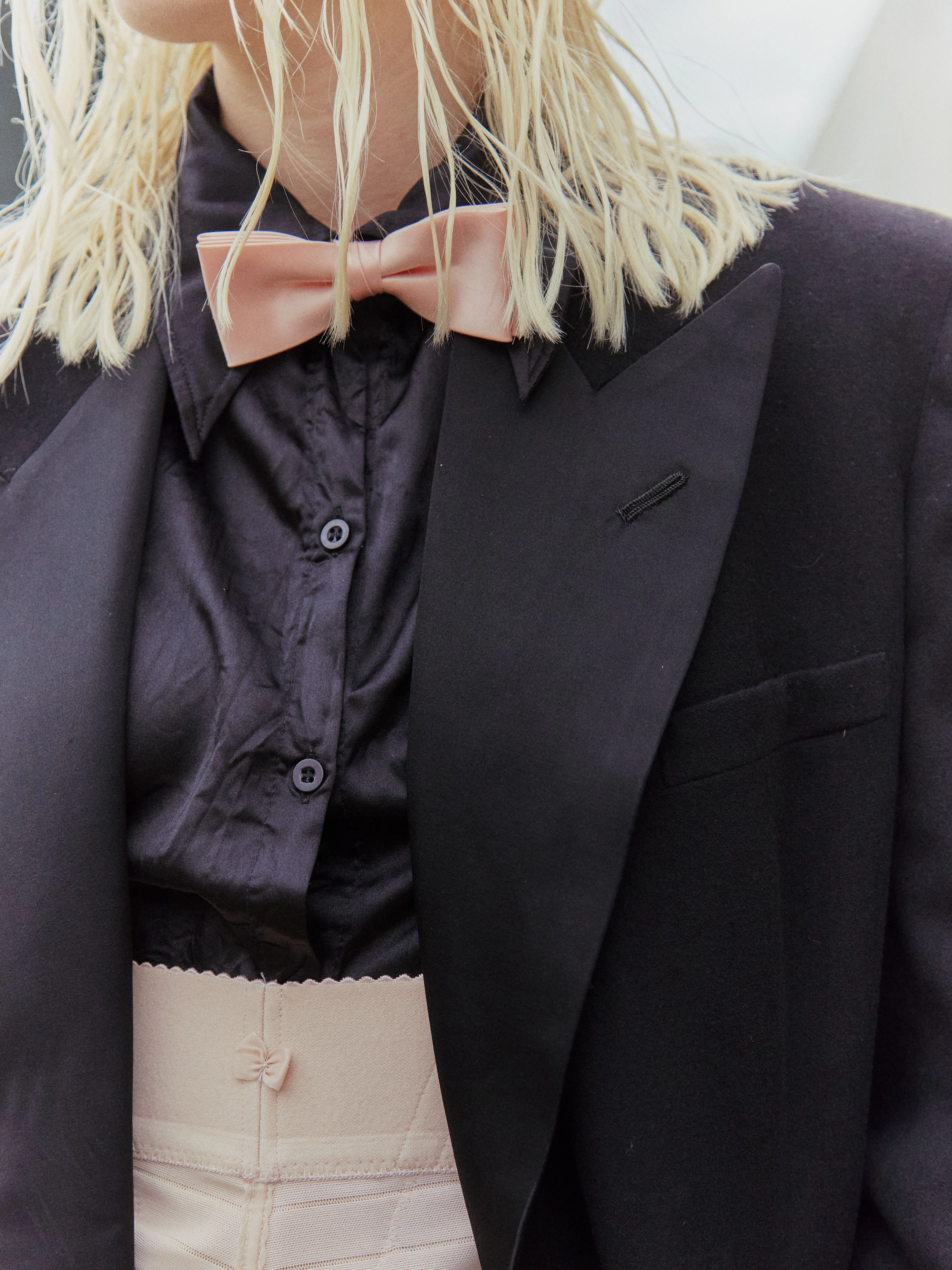 So gut wie das ganze Outfit ist vintage zusammengeshoppt, sagt die wasserstoffblonde Künstlerin.