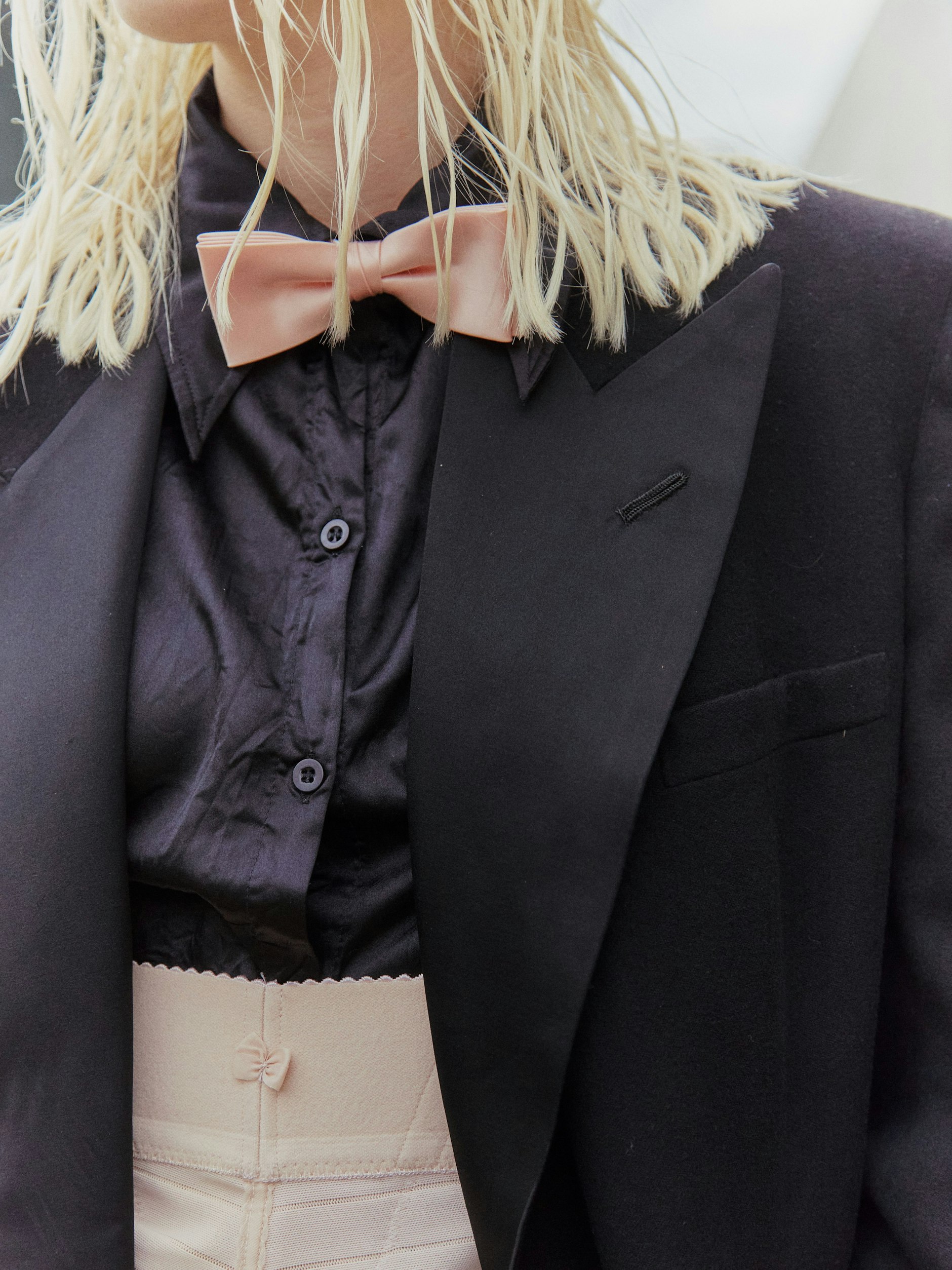 So gut wie das ganze Outfit ist vintage zusammengeshoppt, sagt die wasserstoffblonde Künstlerin.