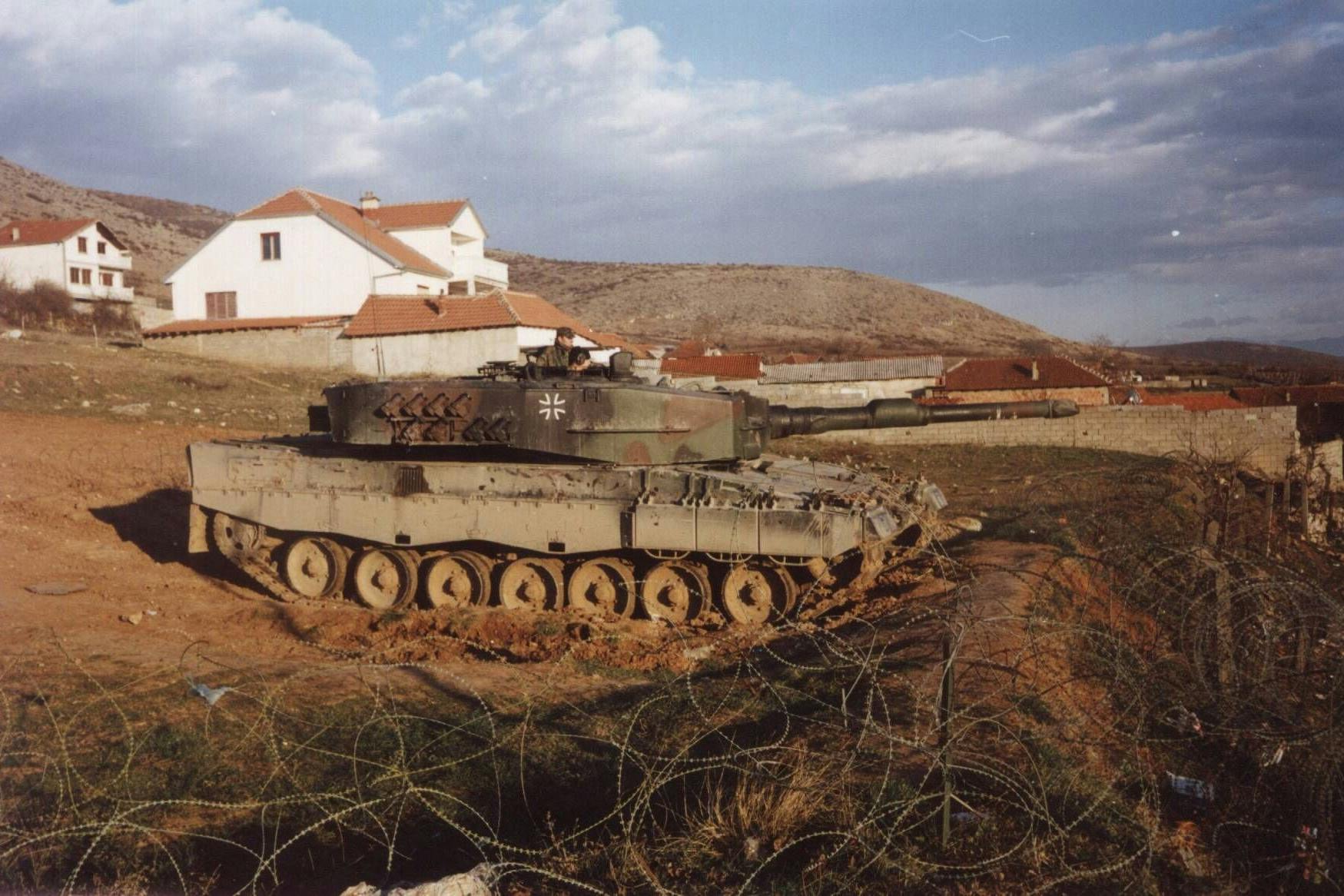 Illustration – Deutscher KFOR-Panzer der Vereinten Nationen (UN) in Mitrovica, Kosovo im Jahr 2004.