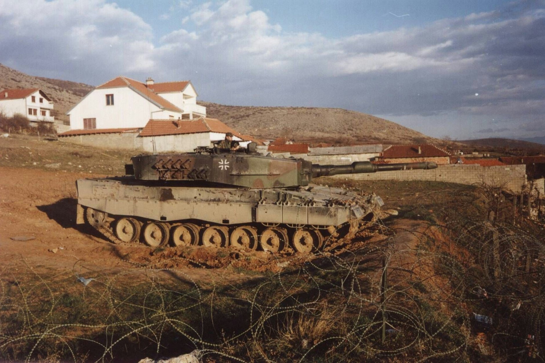 Illustration – Deutscher KFOR-Panzer der Vereinten Nationen (UN) in Mitrovica, Kosovo im Jahr 2004.