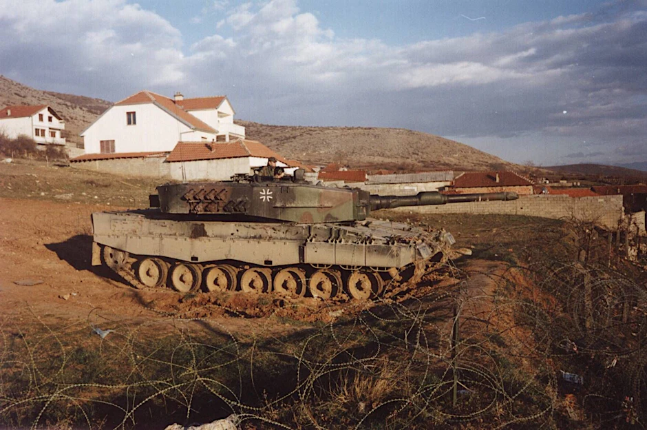 Illustration – Deutscher KFOR-Panzer der Vereinten Nationen (UN) in Mitrovica, Kosovo im Jahr 2004.