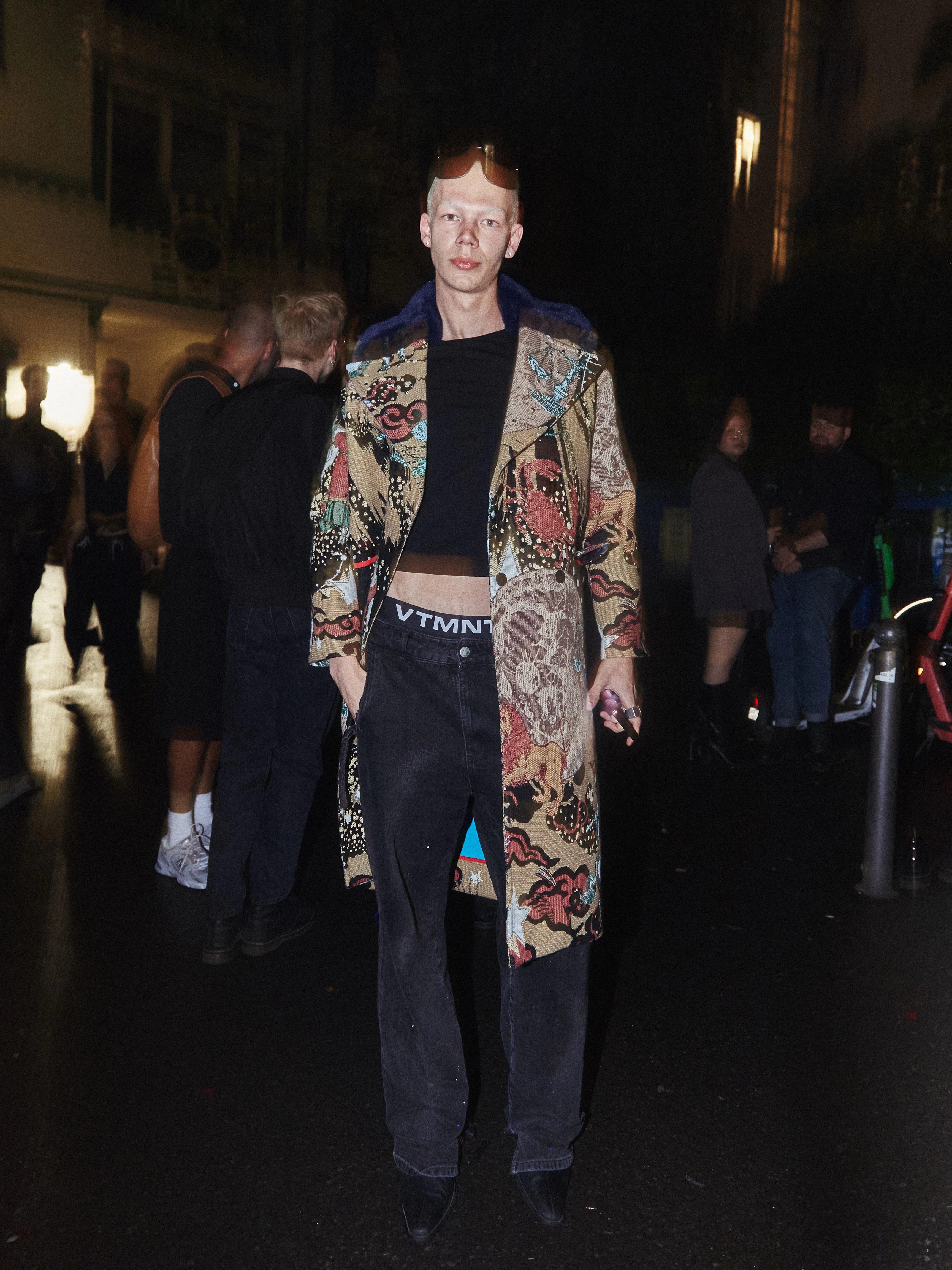 Sein Look: Vintage-Astromantel von Zara Atelier, VTMNTS-Unterwäsche, Adererror-Jeans und Schuhe von Saint Laurent.