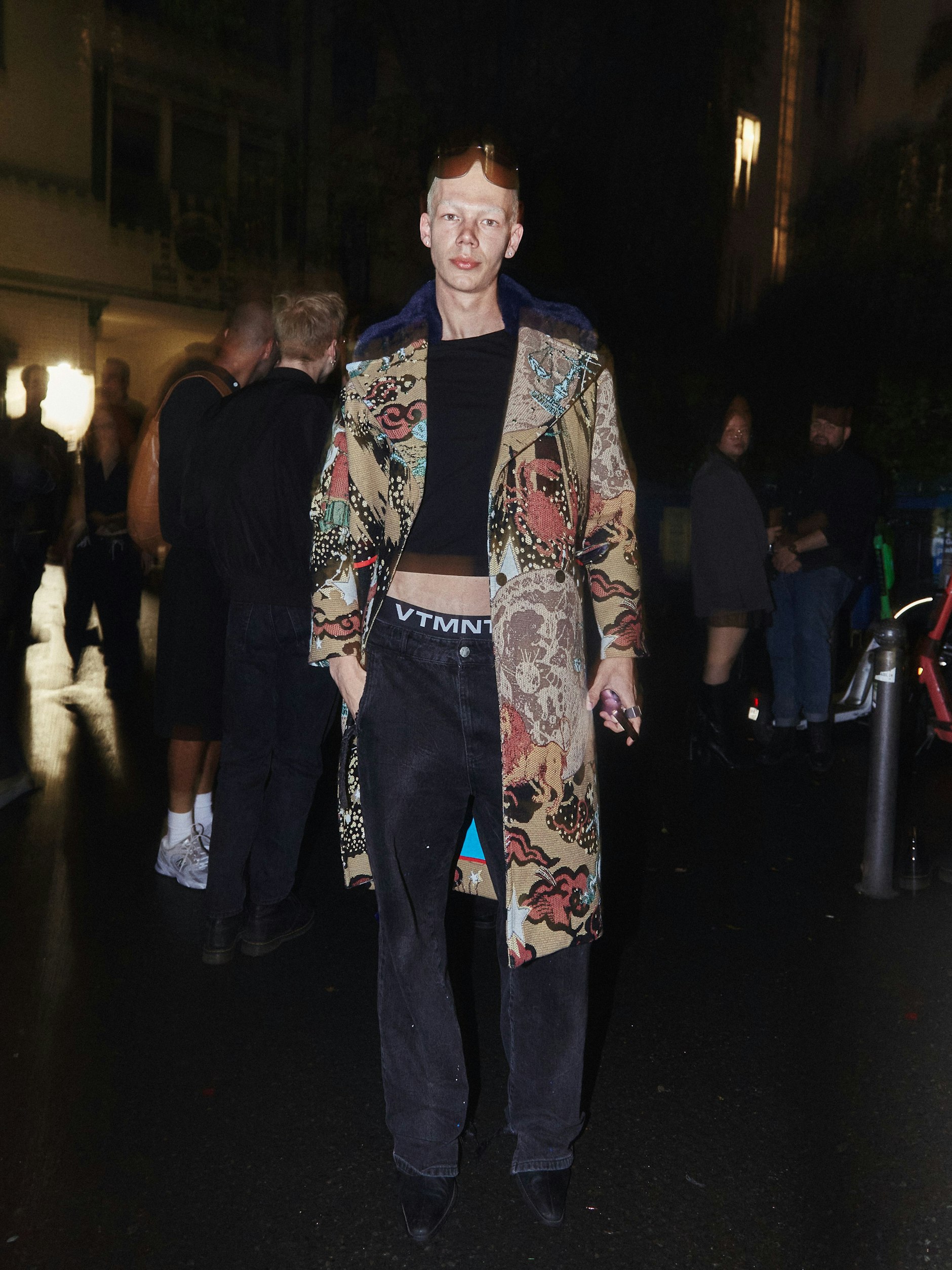 Sein Look: Vintage-Astromantel von Zara Atelier, VTMNTS-Unterwäsche, Adererror-Jeans und Schuhe von Saint Laurent.