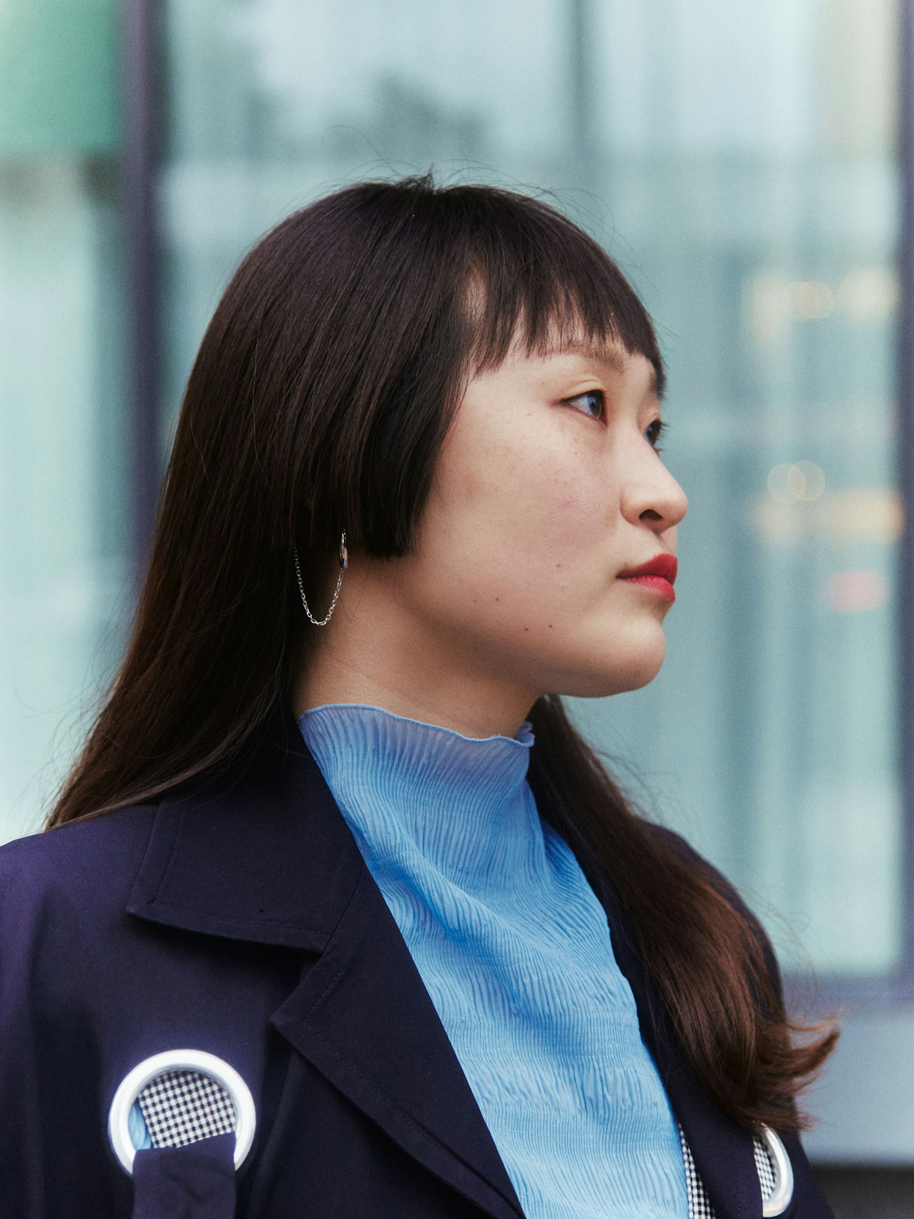 Aram trägt ihr langes Haar modern gestuft, dazu Statement-Ohrringe.&nbsp;