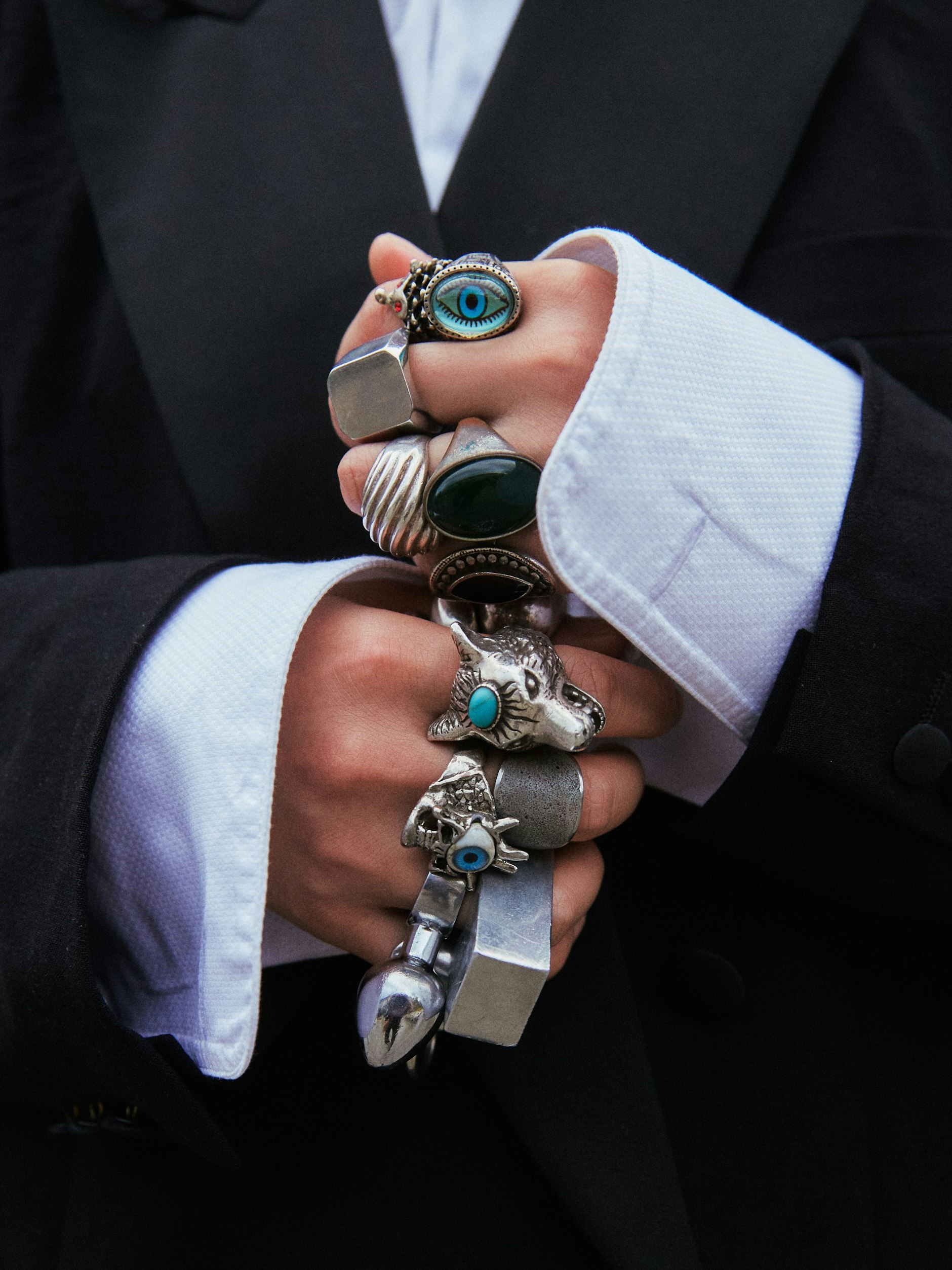 Auch für viele schwere Ringe hat Eva eine Vorliebe, wie man unschwer erkennen kann.