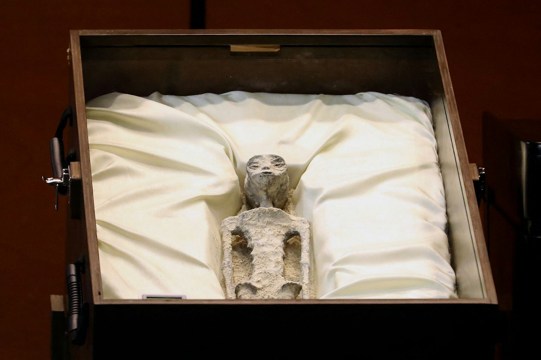 Im Kongress in Mexiko-Stadt wurden am 12. September 2023 die angeblichen Körper zweier außerirdischer Wesen ausgestellt.