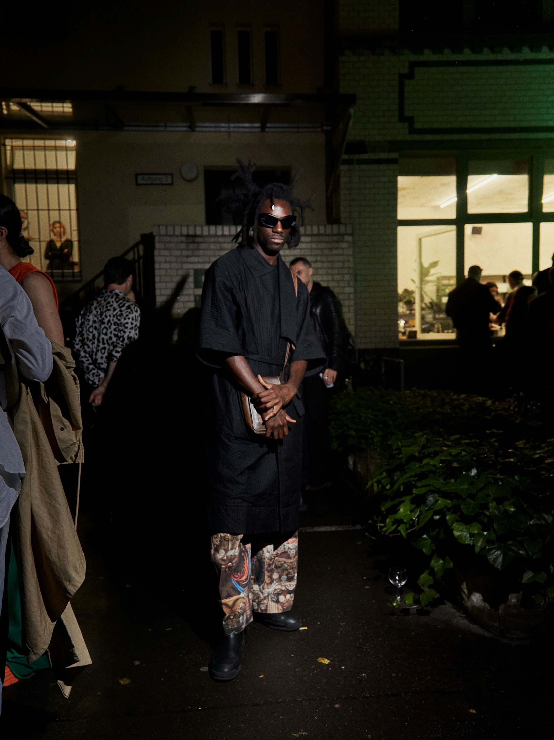 Der in Paris geborene Natisa gehört zu den gecasteten Marquardt-Models und ist sowohl live als auch auf den Fotos zu sehen. Zu Recht, allein schon wegen seiner fantastischen Frisur. Den Style nenne man „freeform dreads“, erklärt er. Auf seiner Hose sieht man eine von ihm angefertigte Collage.