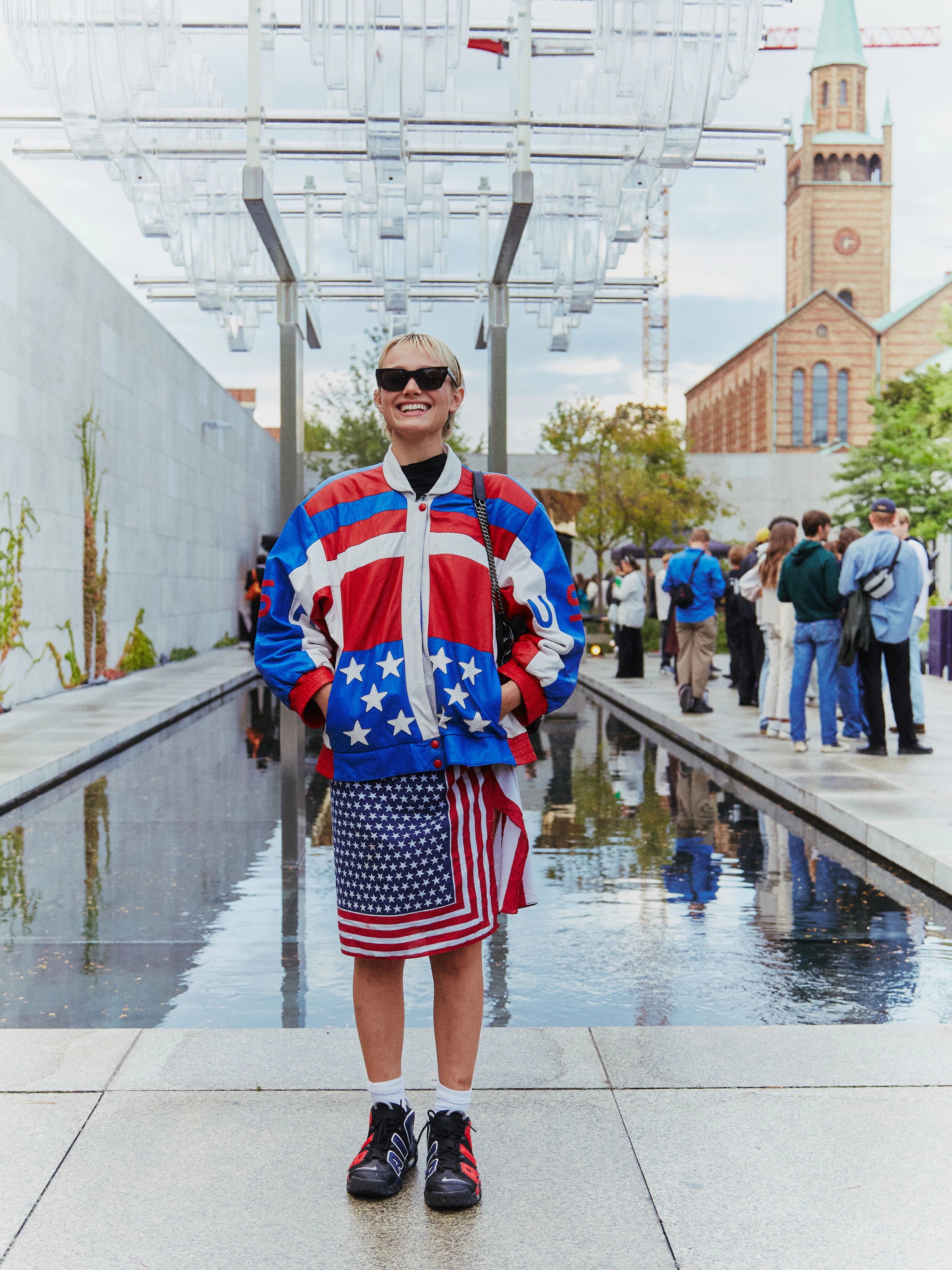„Ich bin ein Riesenfan der USA“, sagt das Model Simona. Kurze Verwirrung, dann ein Lachen. War nur ironisch gemeint; die Farb- und Musterwahl ihres Outfits sei Zufall, erklärt sie.