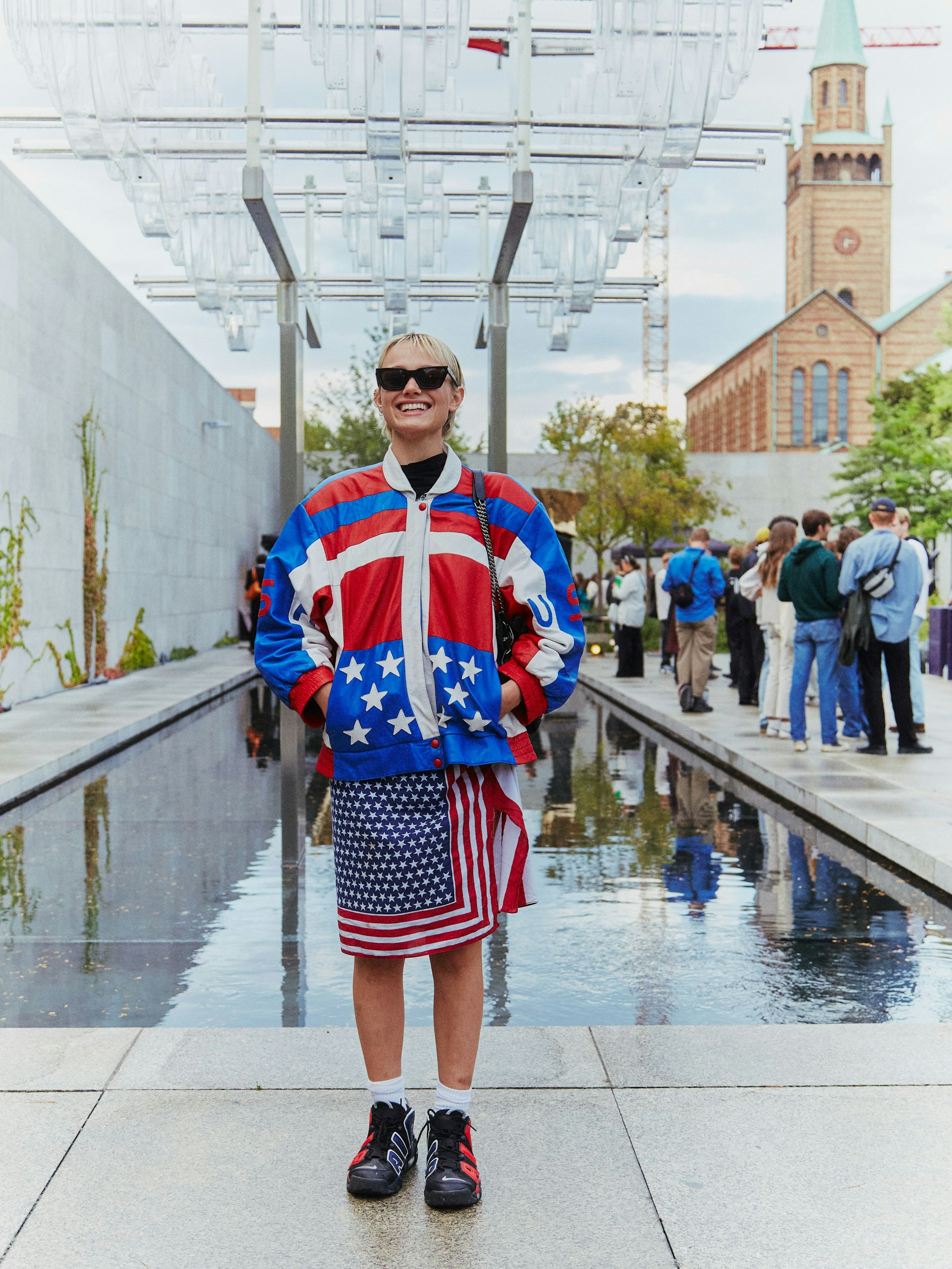 „Ich bin ein Riesenfan der USA“, sagt das Model Simona. Kurze Verwirrung, dann ein Lachen. War nur ironisch gemeint; die Farb- und Musterwahl ihres Outfits sei Zufall, erklärt sie.