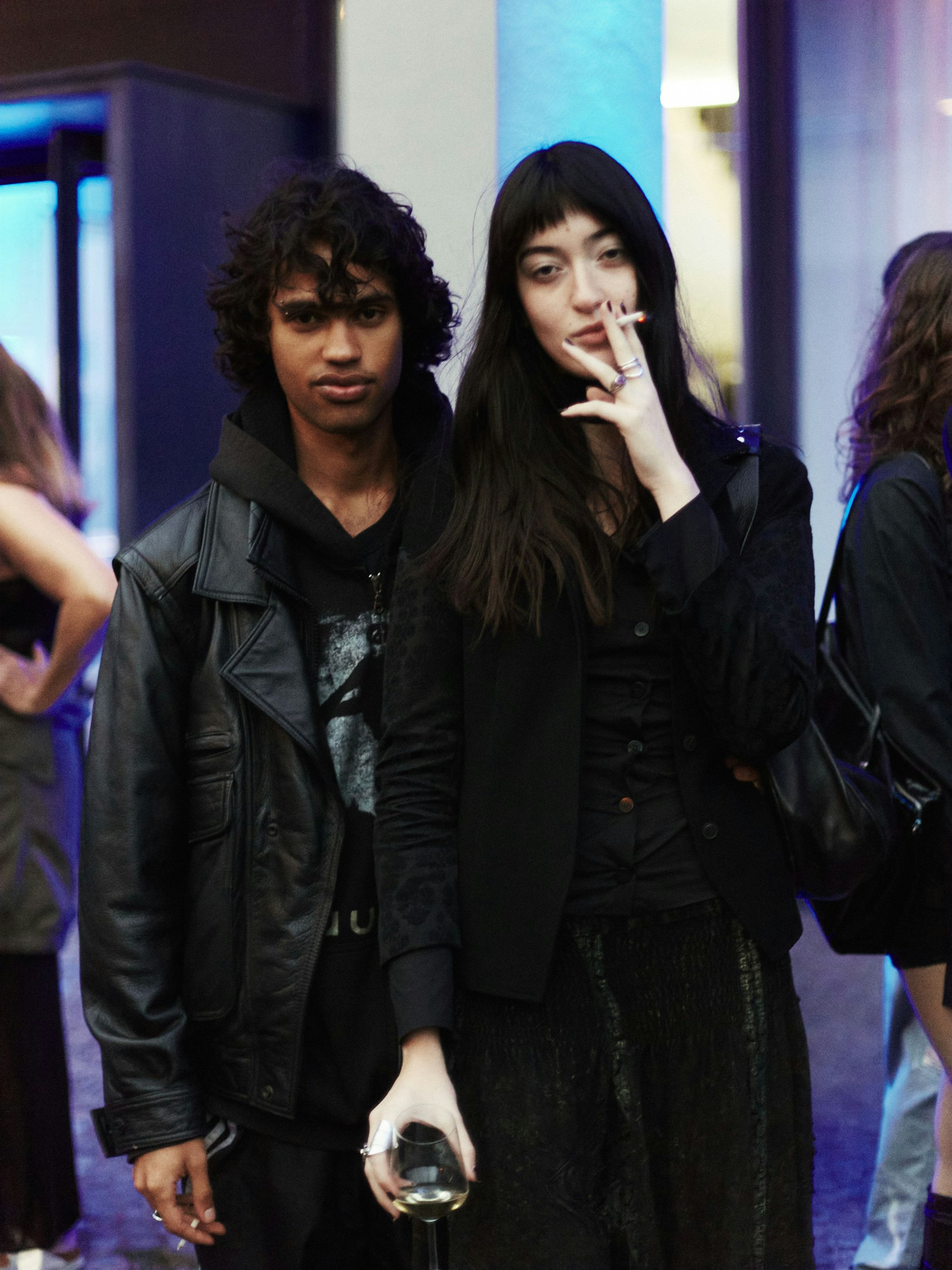 Drinks und Zigaretten: Die Models Fabienne und Ruska besuchen die Vernissage in der Julia Stoschek Foundation.