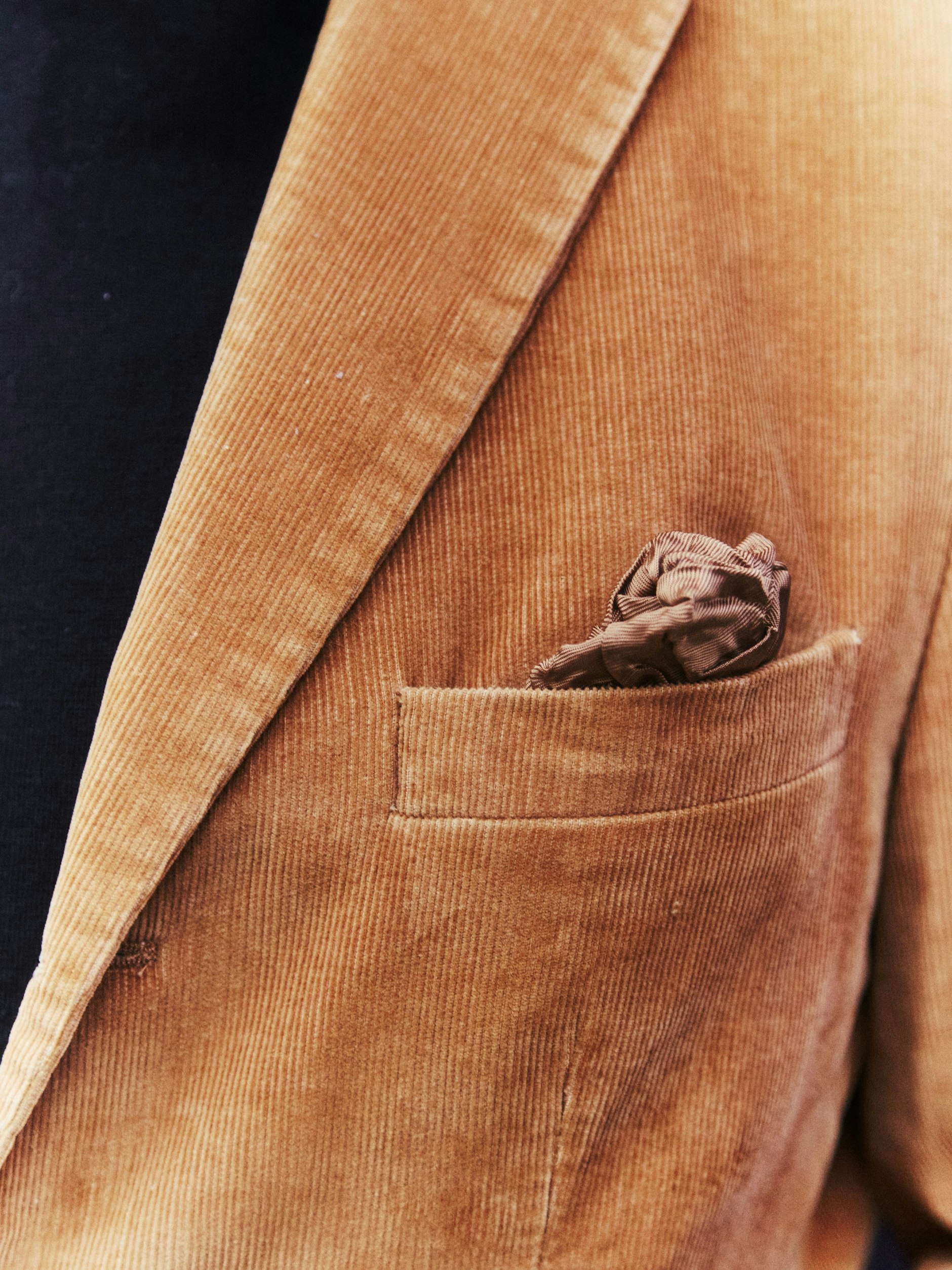 Angemessen formvollendet mit geknautschtem Einstecktuch.