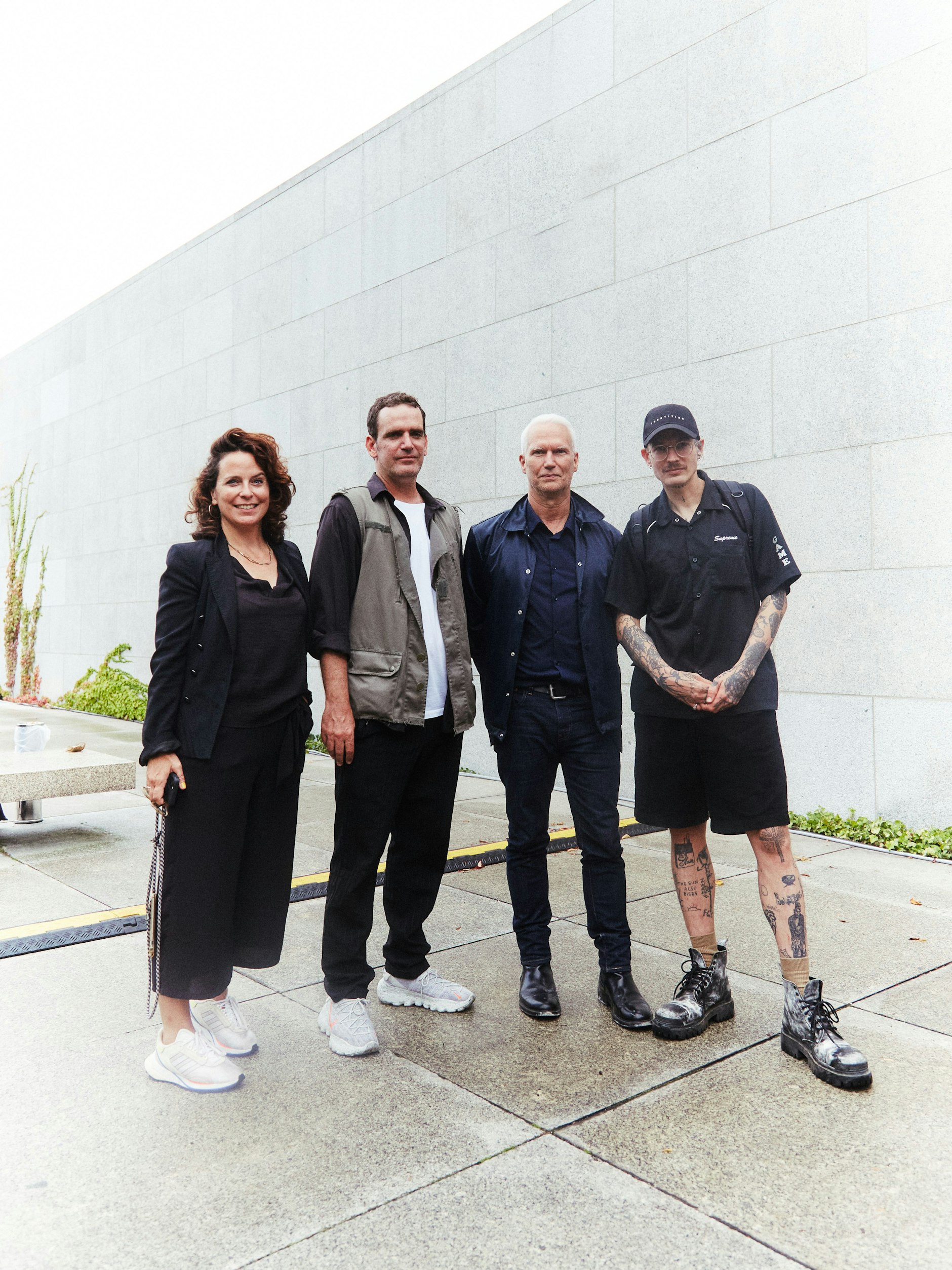 Wichtig, wichtig: Klaus Biesenbach, Chef der Neuen Nationalgalerie (2.v.r.), mit seiner Direktionsassistentin Cecilia Ritter und dem Showproduzenten und Schauspieler Hans Longo (li). Ganz rechts steht Tim Neugebauer, der Co-Organisator des Reference Festivals.&nbsp;