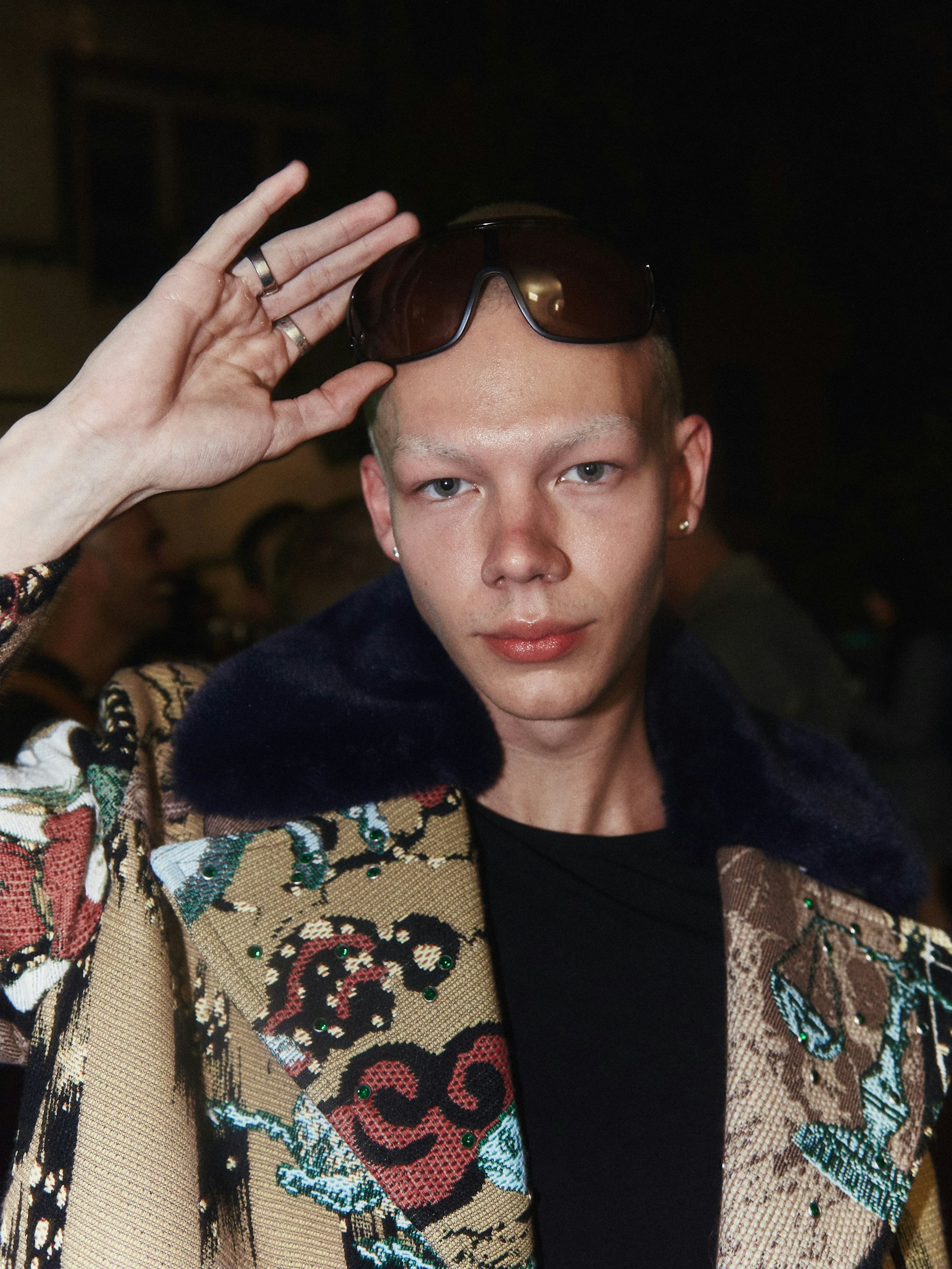 Zu den blond gefärbten Augenbrauen trägt Max Lipgloss. Das macht er sonst auch gerne, wie er sagt.