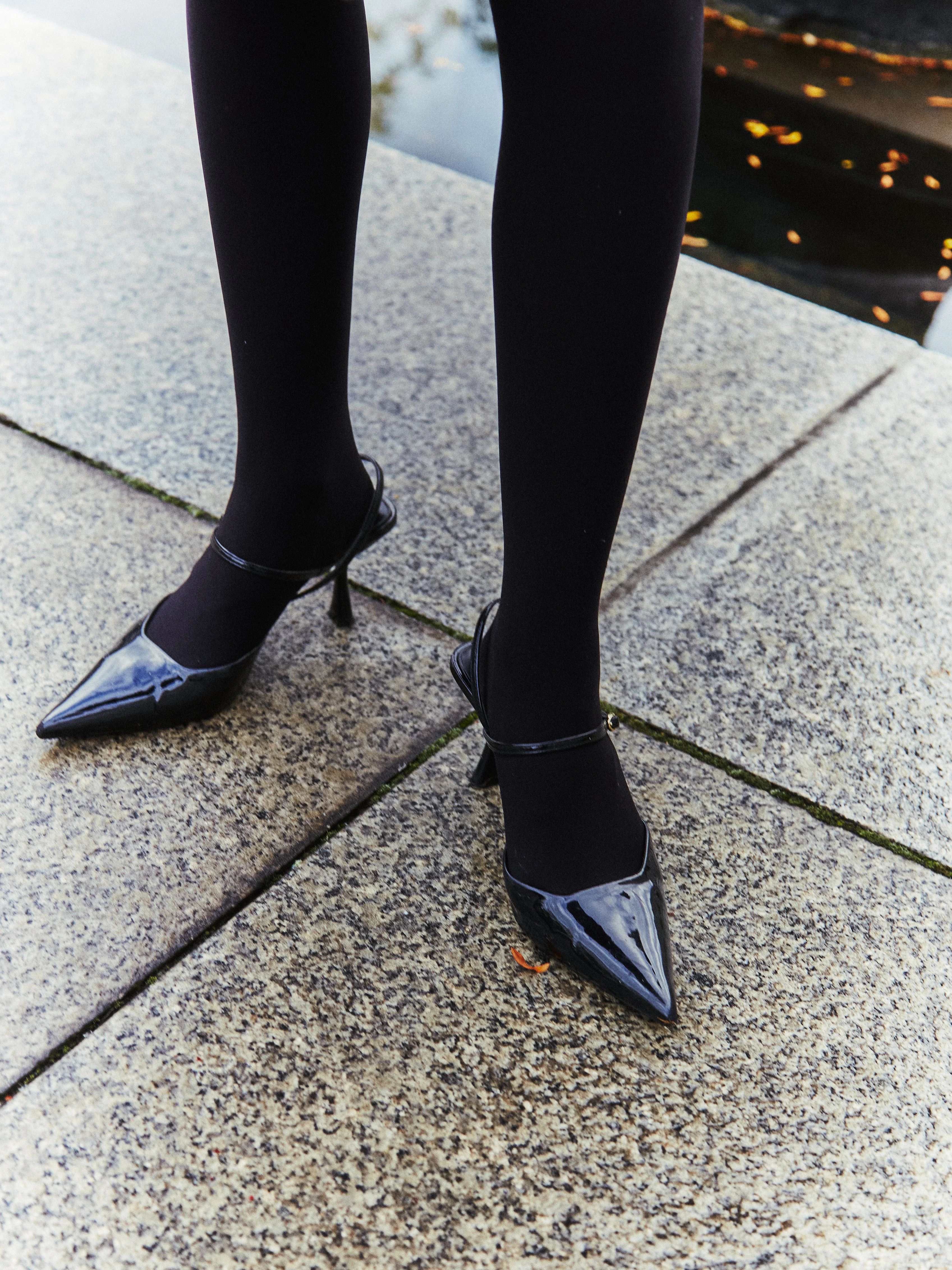 An den schönen Lack-Stilettos perlen die Regentropfen einfach ab, die das Reference Festival zu einer feuchten Gelegenheit machten. Das störte aber keinen.&nbsp;