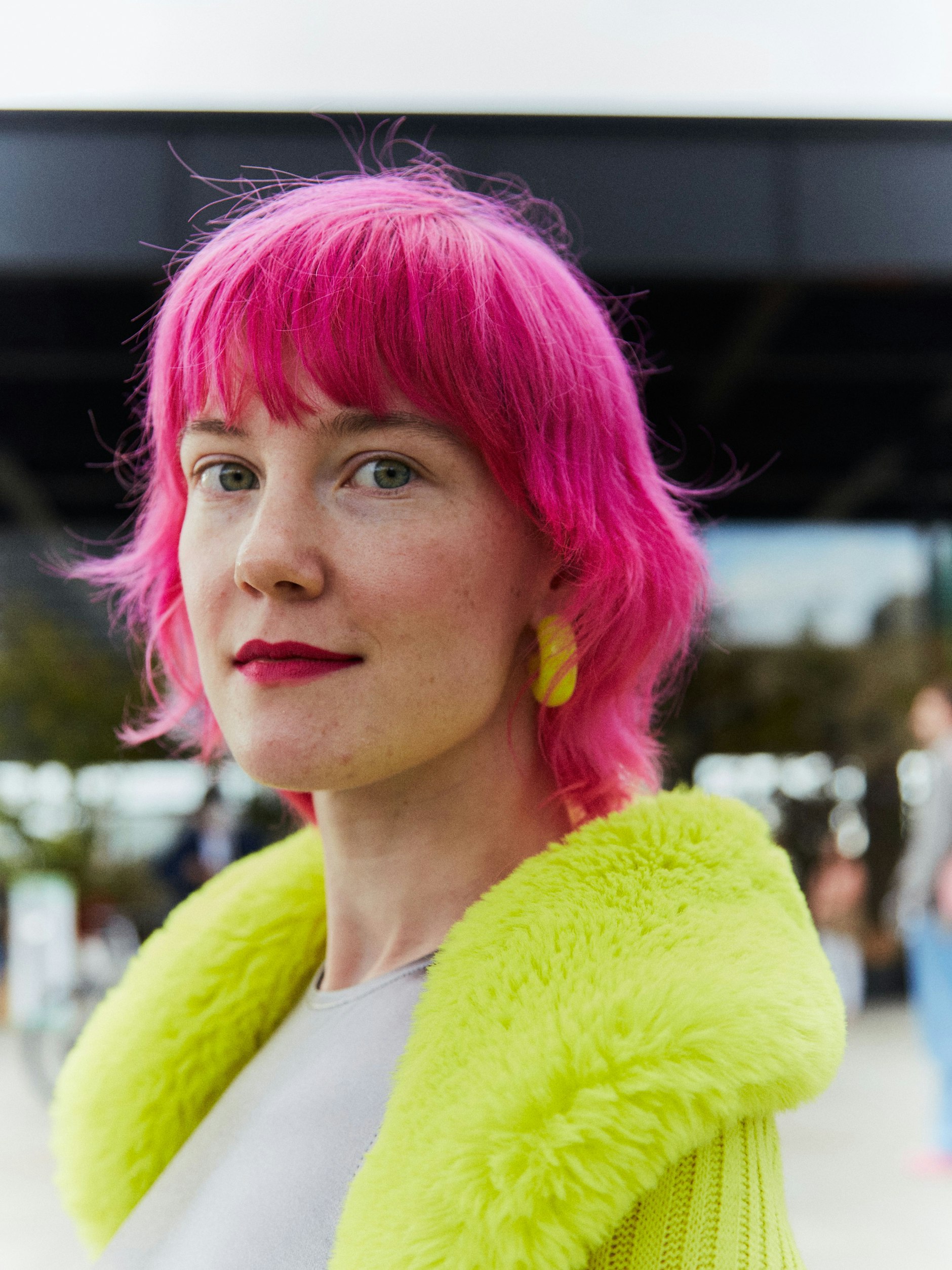 Anlässlich der Berlin Art Week hat sich Lena ausnahmsweise mal nicht in Pink gekleidet, wie sie es sonst überwiegend tut. Nur ihr Haar strahlt in der Lieblingsfarbe.