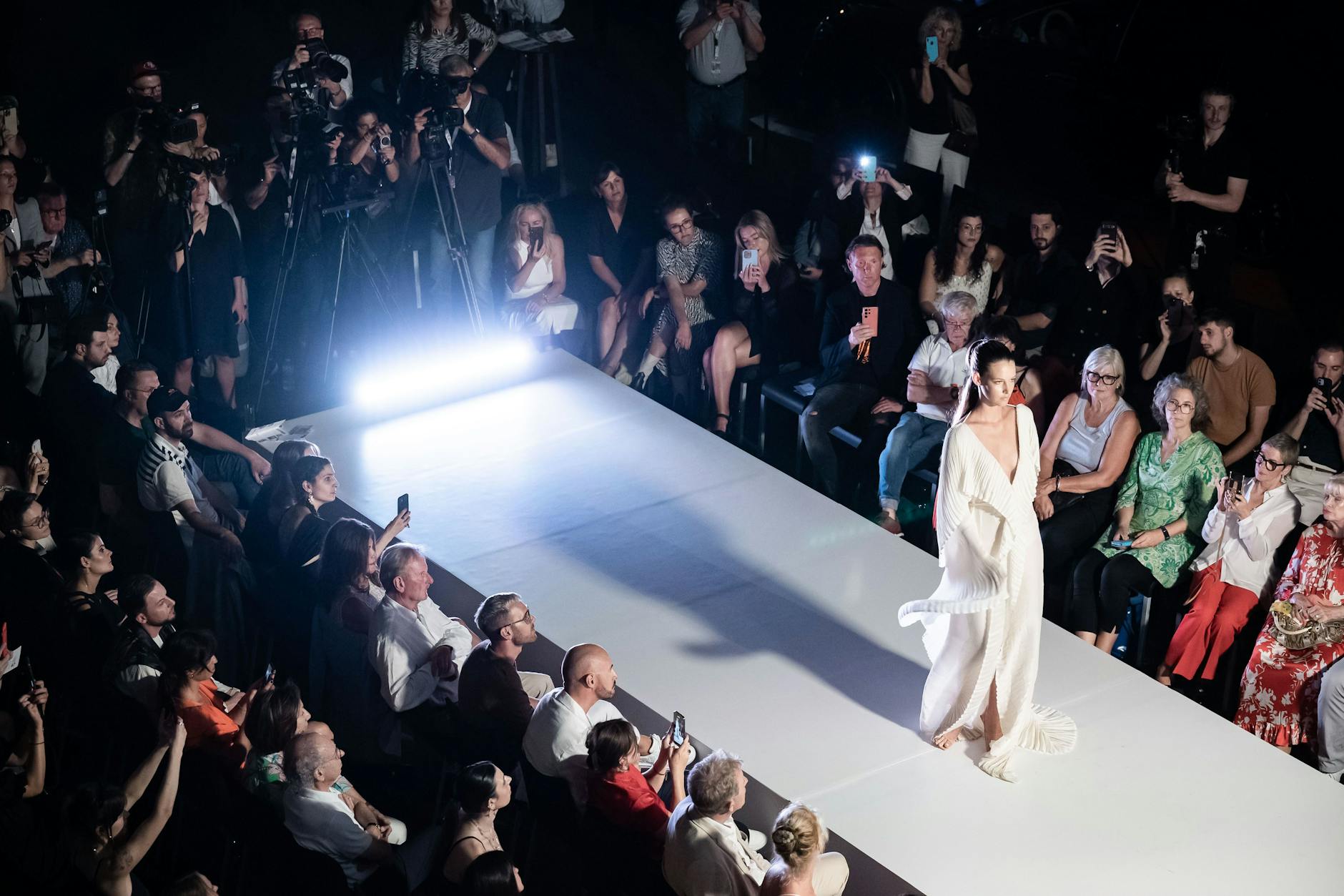 Die israelische Designerin Chana Marleus zeigte Abendmode aus fließenden, teils plissierten Materialien.