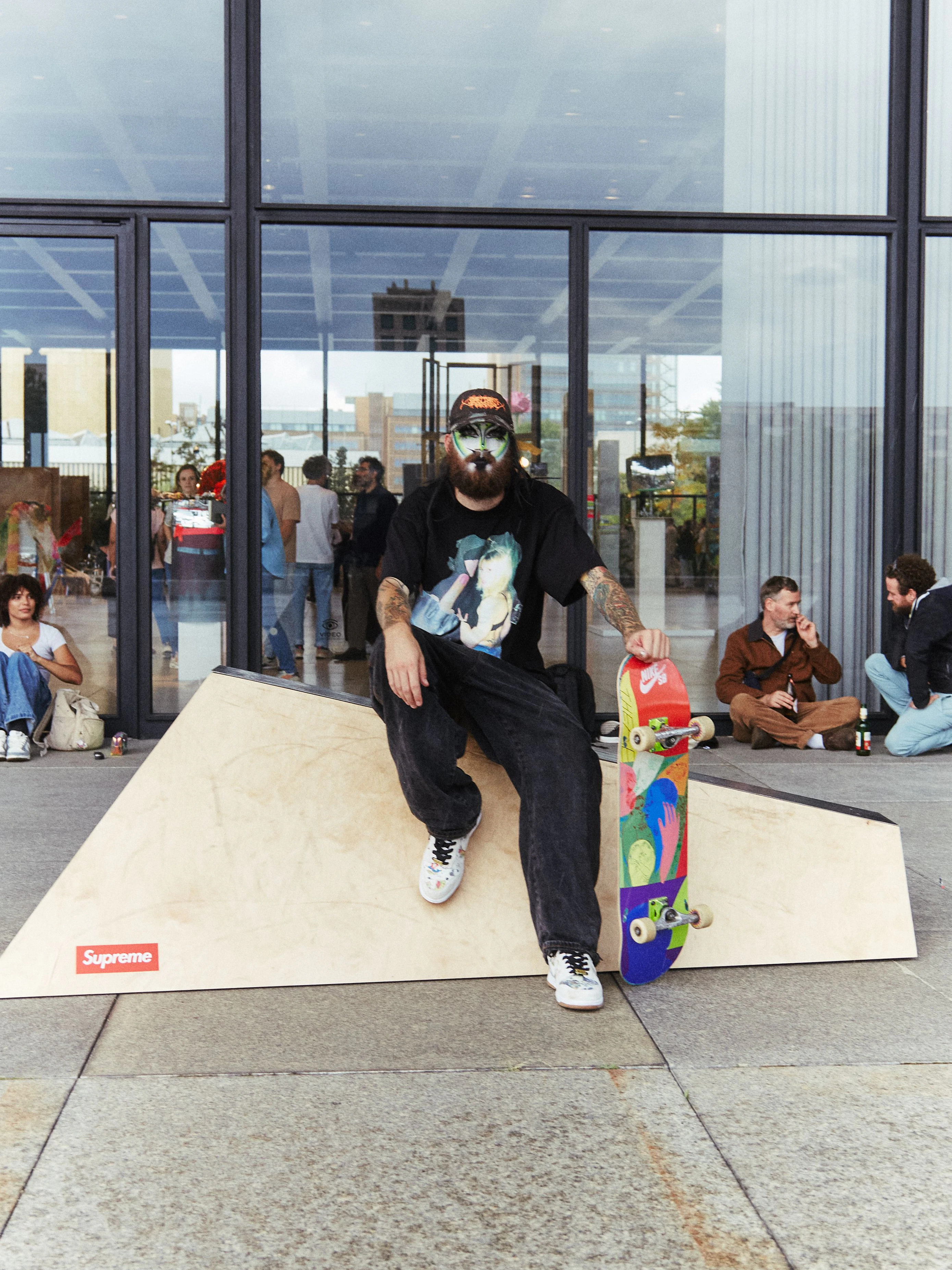 In Chandlers Erscheinung beantworten sich die eingangs gestellten Fragen: Mode ist Kunst, Kunst ist Mode. Der Skateboarder, Designer und Drag-Artist aus Los Angeles tritt gerne mit exzentrischer Gesichtsbemalung auf, die er sich selbst schminkt. Chandler aka Big Nakie ist als Co-Host der Skateboarding-Demo auf dem Reference Festival eingeladen, das sich mit seiner aktuellen Ausgabe für die Erschließung des Museumsterrains für Skater einsetzt.